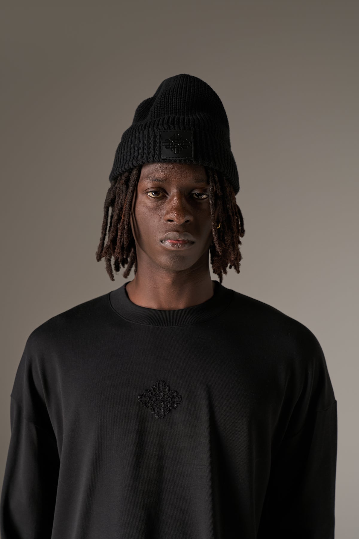 RIBBED EMBLEM BEANIE - BLACK