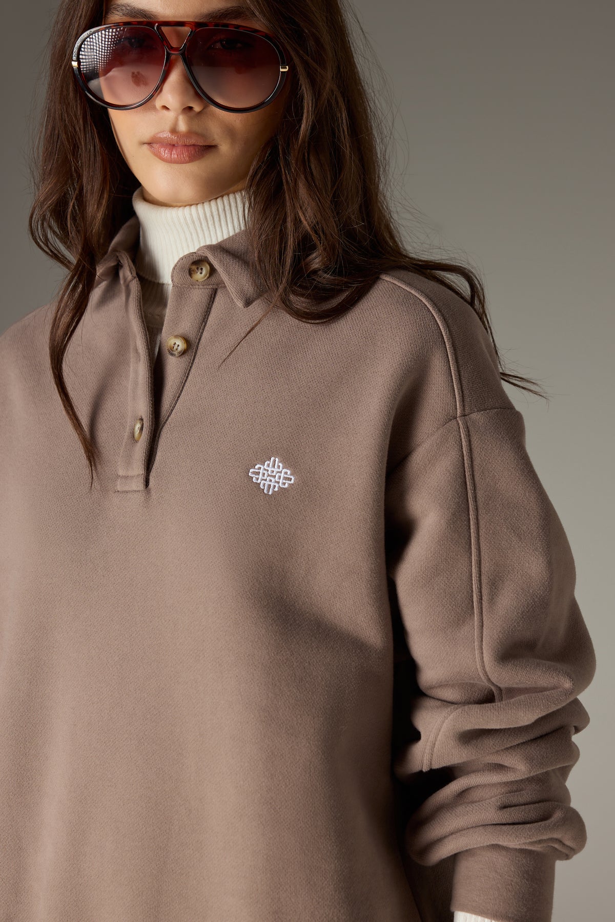 EMBLEM EMBROIDERED RUGBY POLO - COCOA