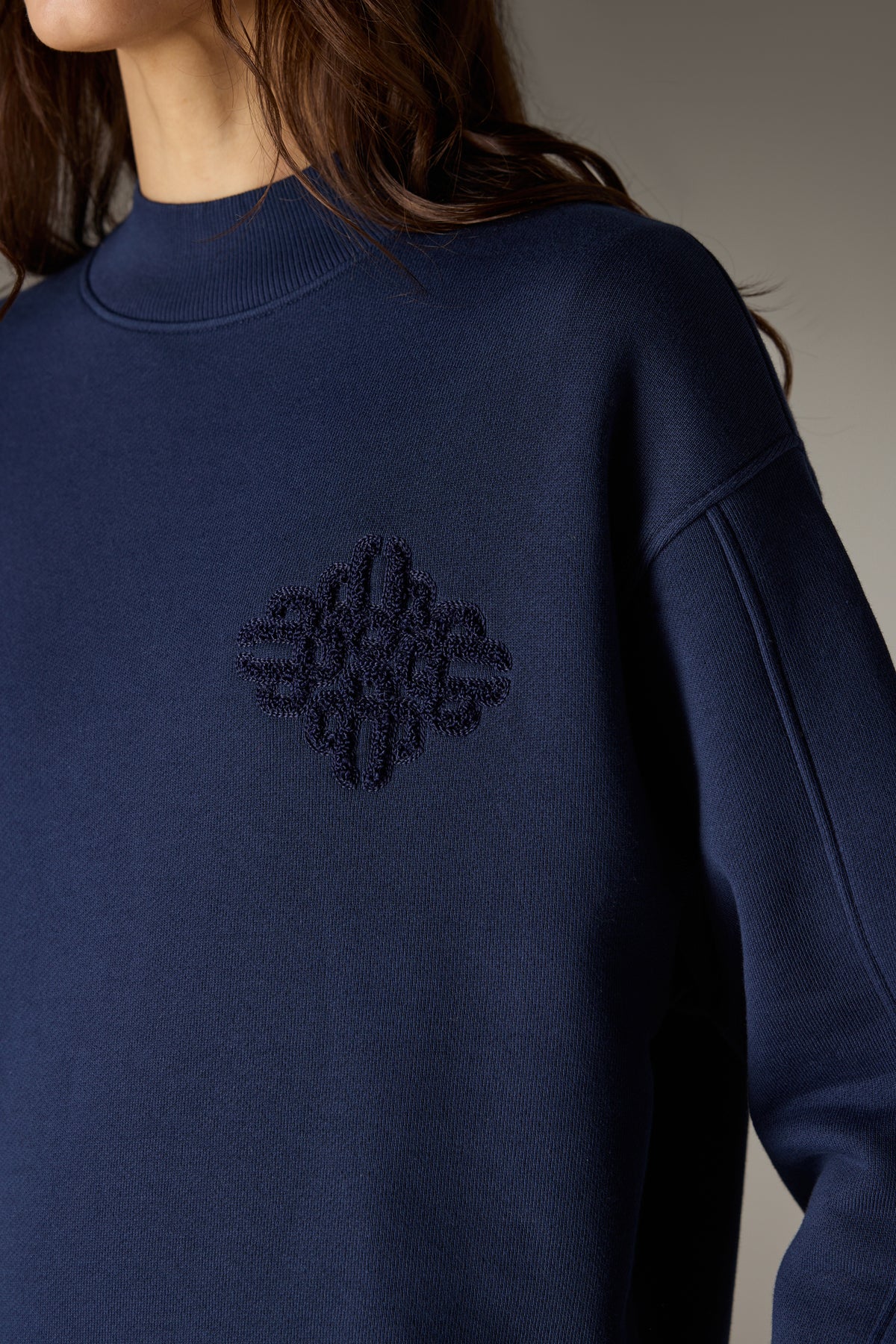CHENILLE EMBLEM MOCK NECK CREW - DARK NAVY