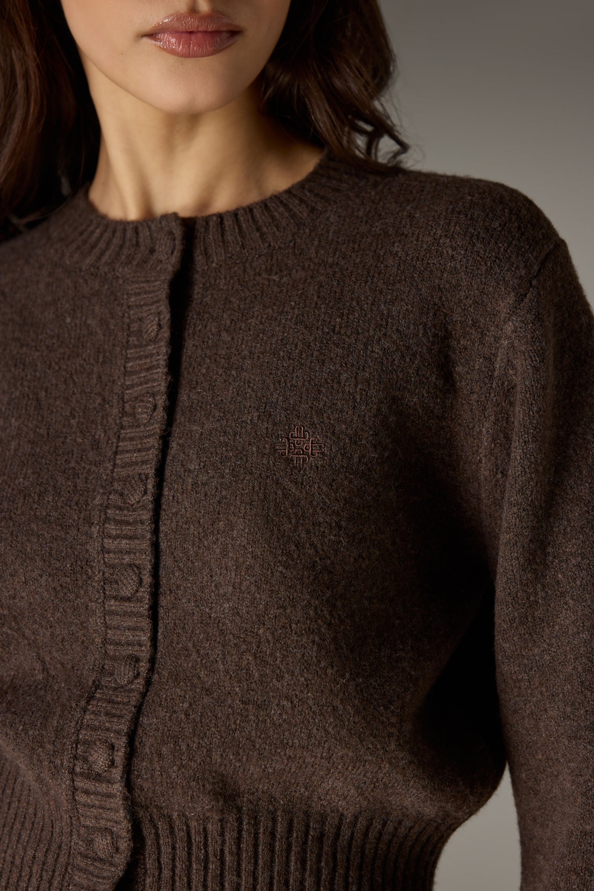 EMBLEM EMBROIDERED KNIT CROP CARDIGAN - BROWN