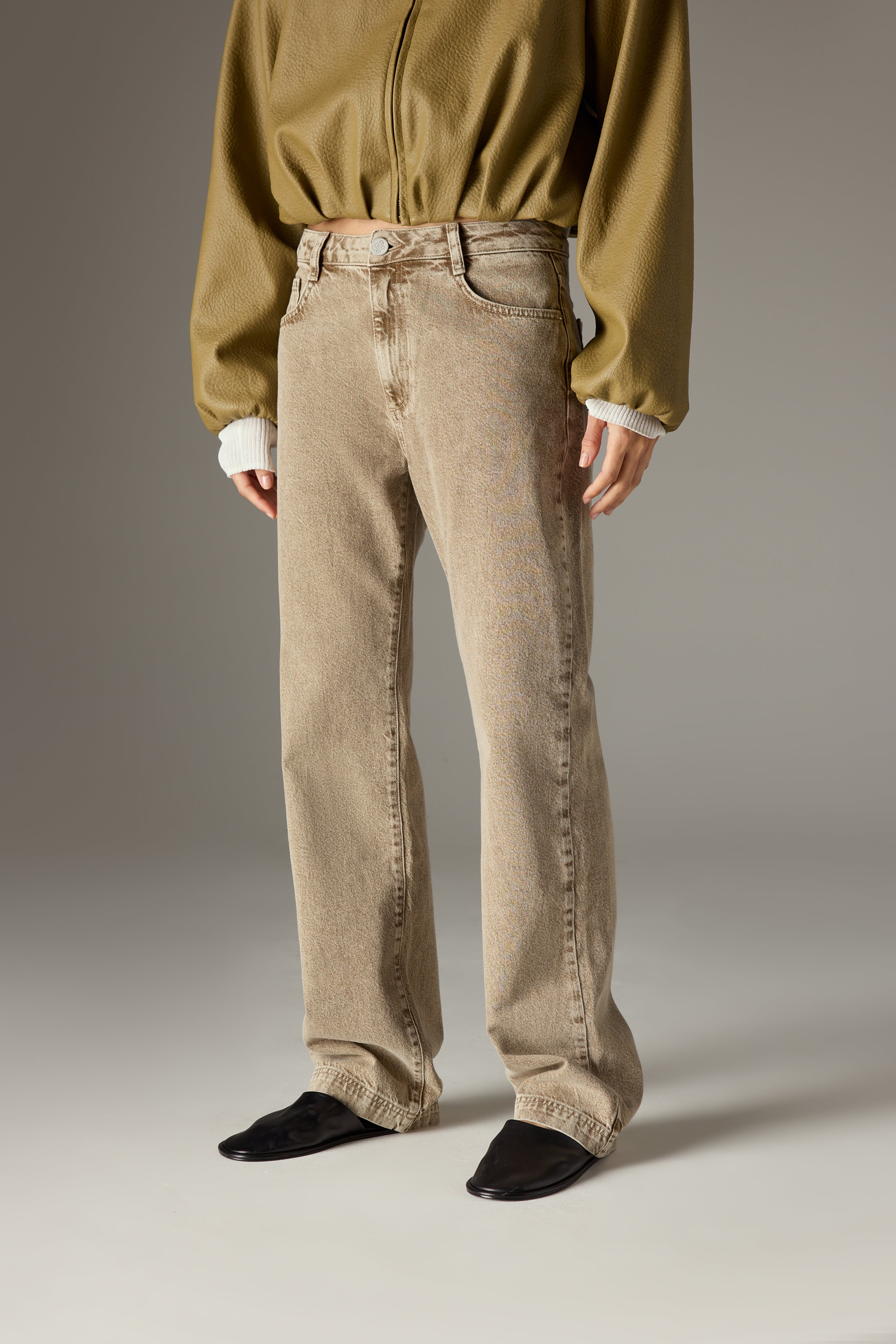 STRAIGHT LEG VINTAGE WASH JEANS - BROWN WASH