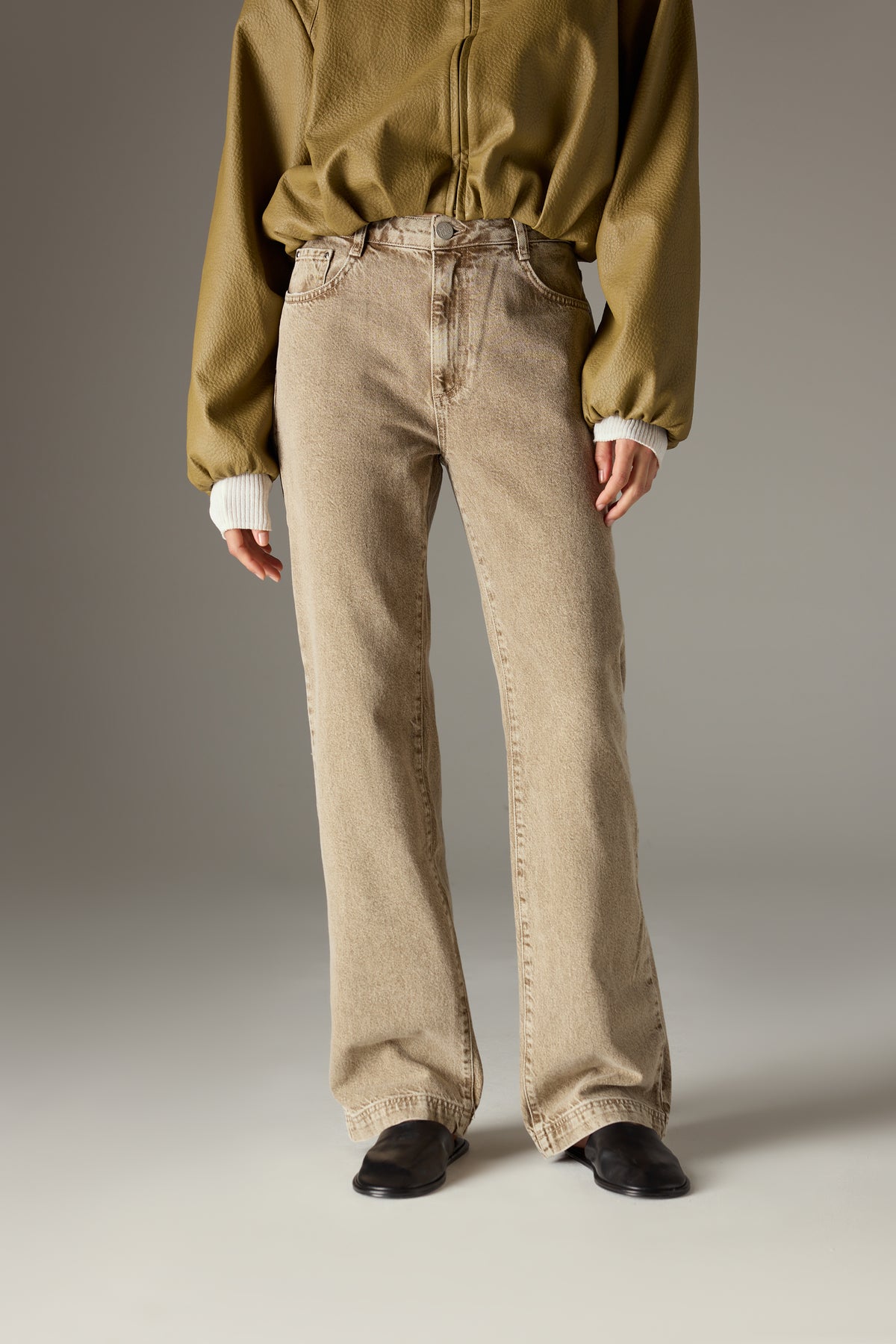 STRAIGHT LEG VINTAGE WASH JEANS - BROWN WASH