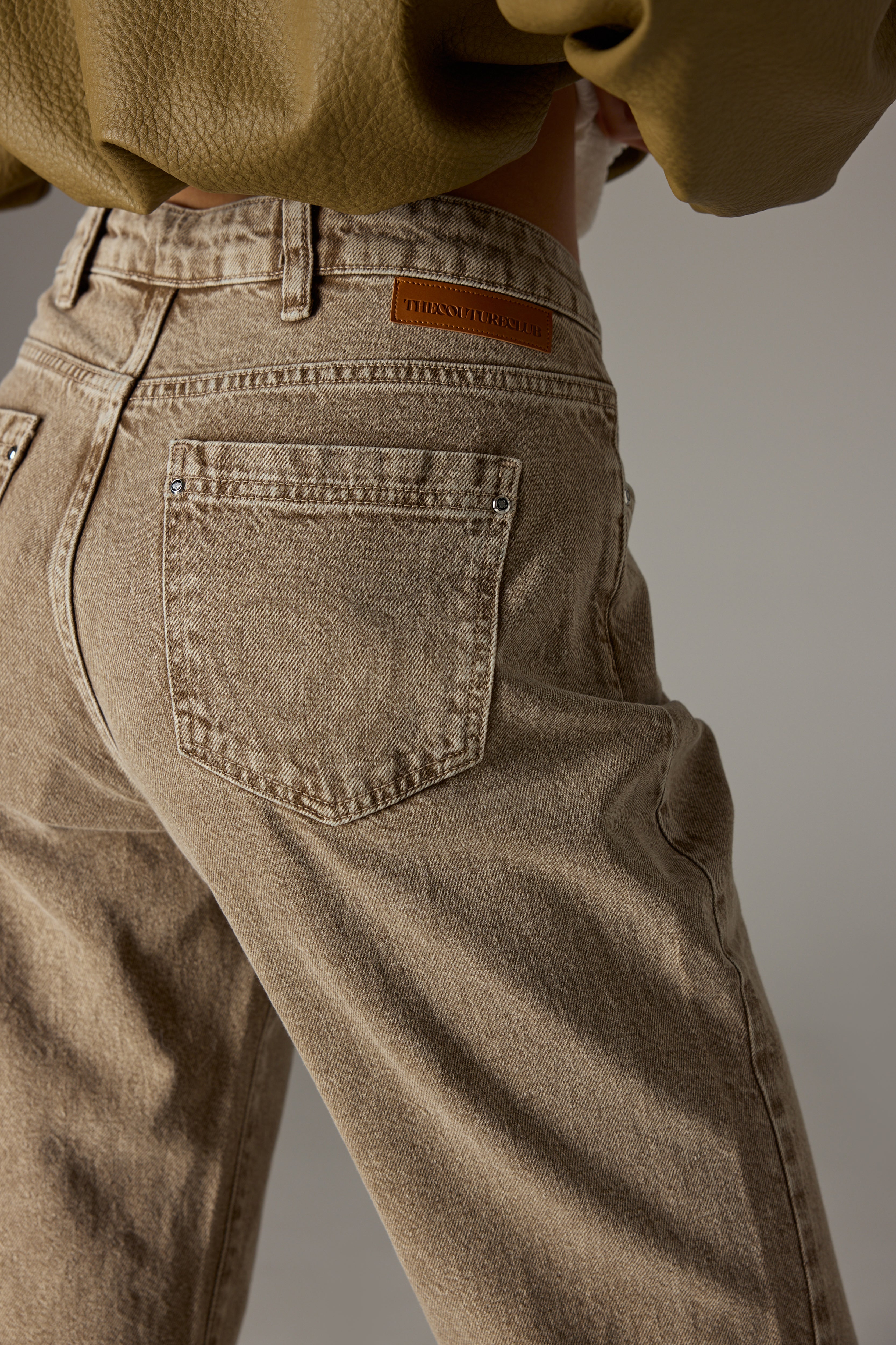 STRAIGHT LEG VINTAGE WASH JEANS - BROWN WASH