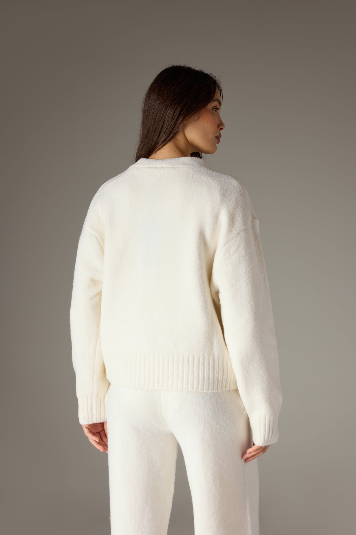 FLUFFY KNIT EMBLEM CARDIGAN - OFF-WHITE