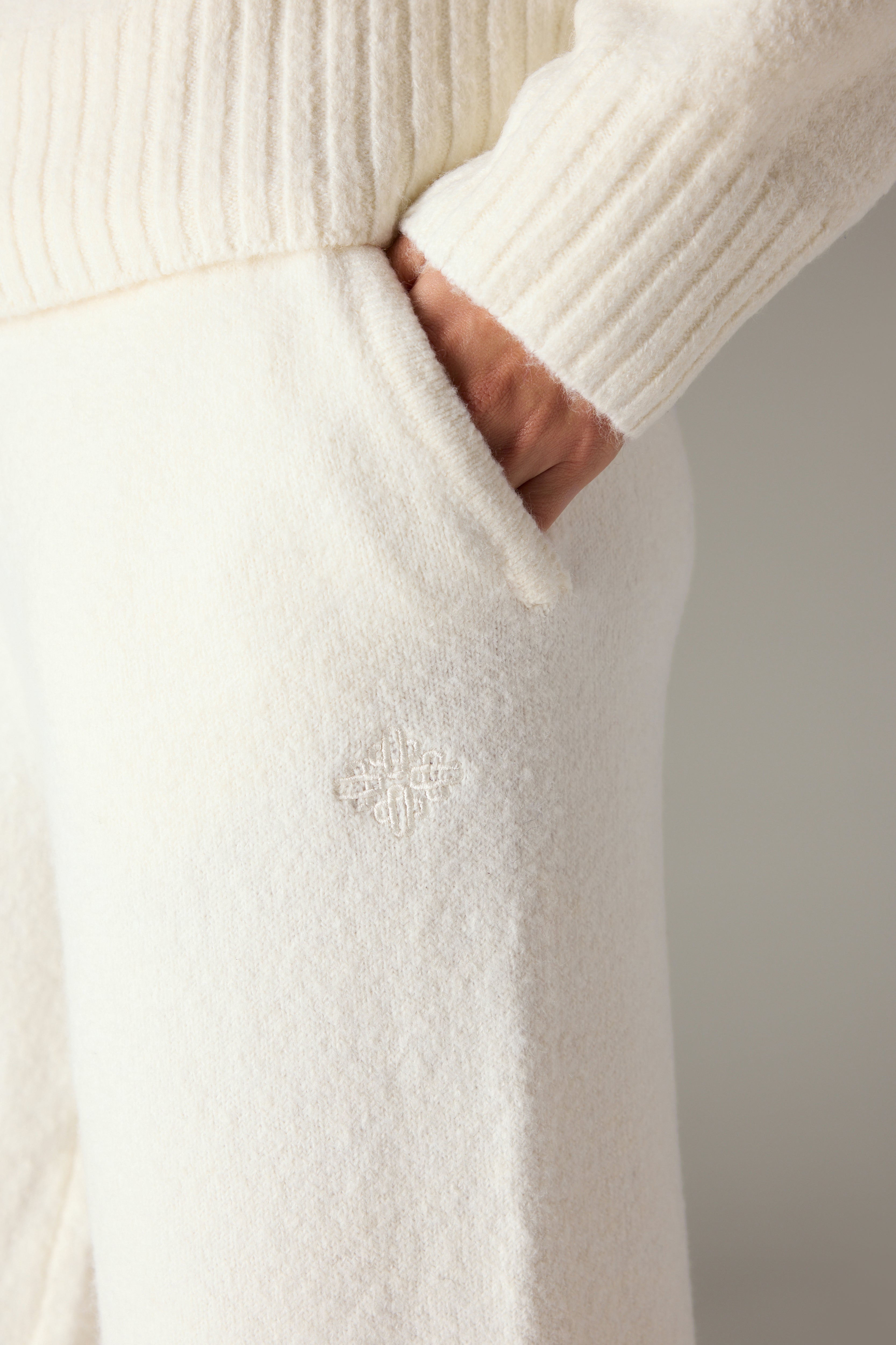 FLUFFY KNIT EMBLEM EMBROIDERED JOGGER - OFF-WHITE