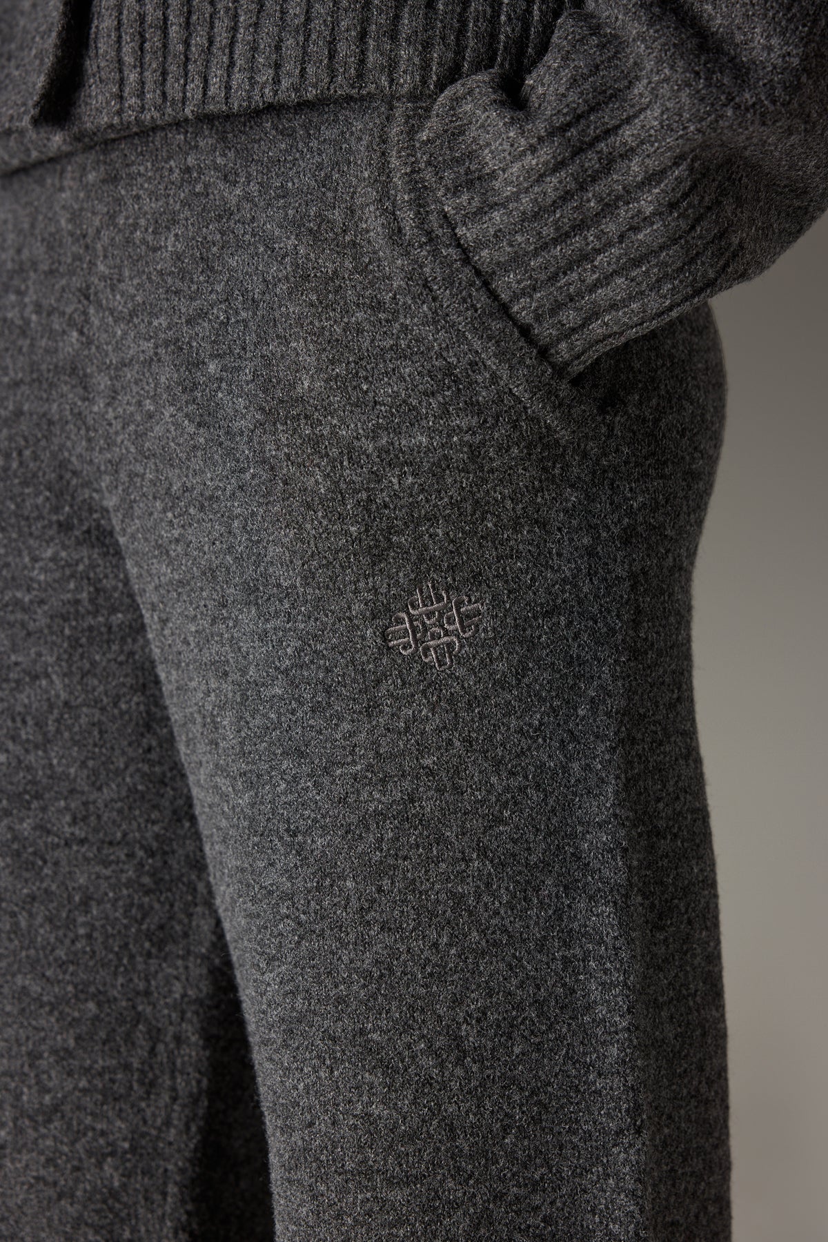 FLUFFY KNIT EMBLEM EMBROIDERED JOGGER - CHARCOAL