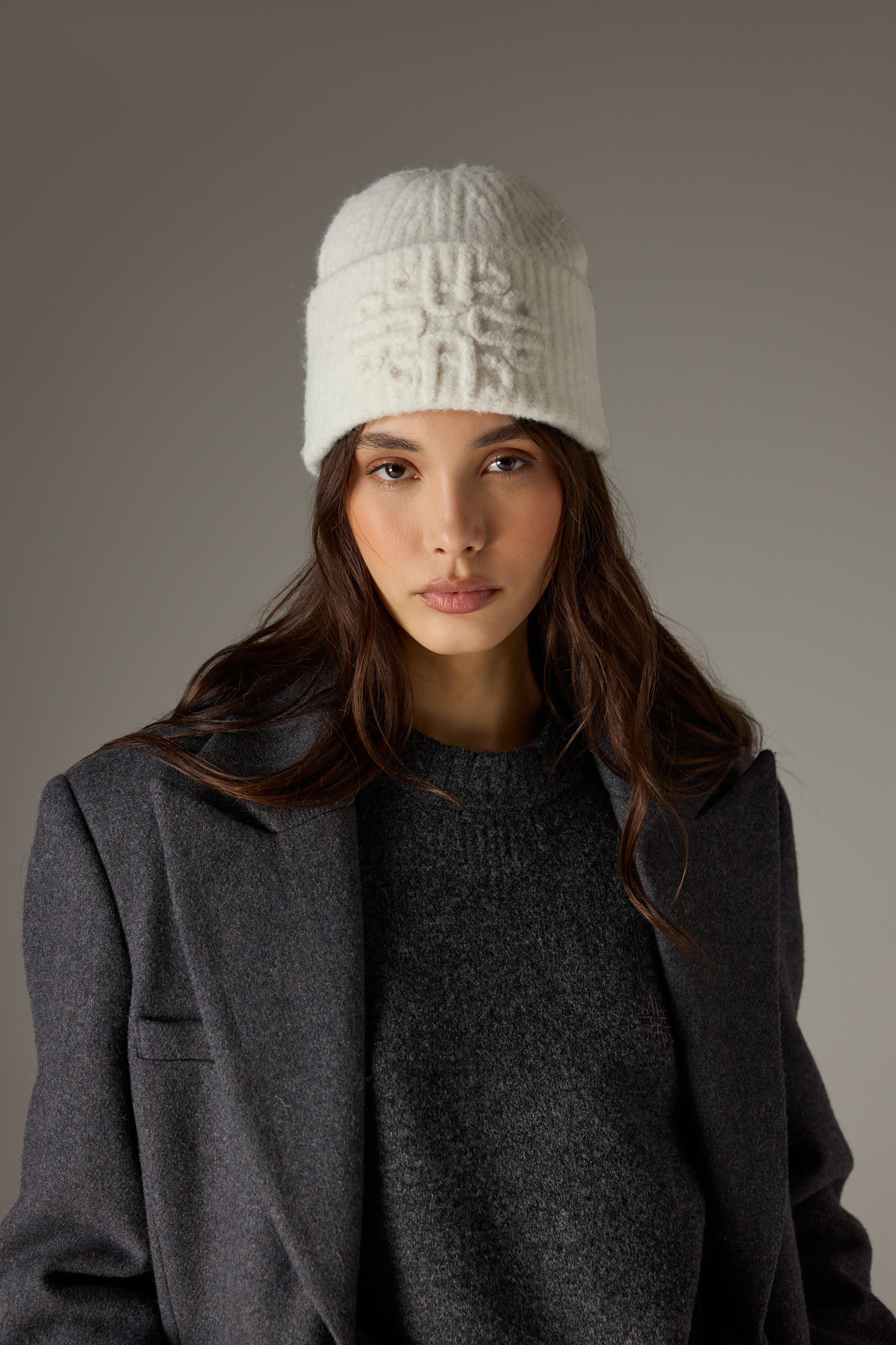 EMBLEM KNITTED BEANIE - OFF WHITE