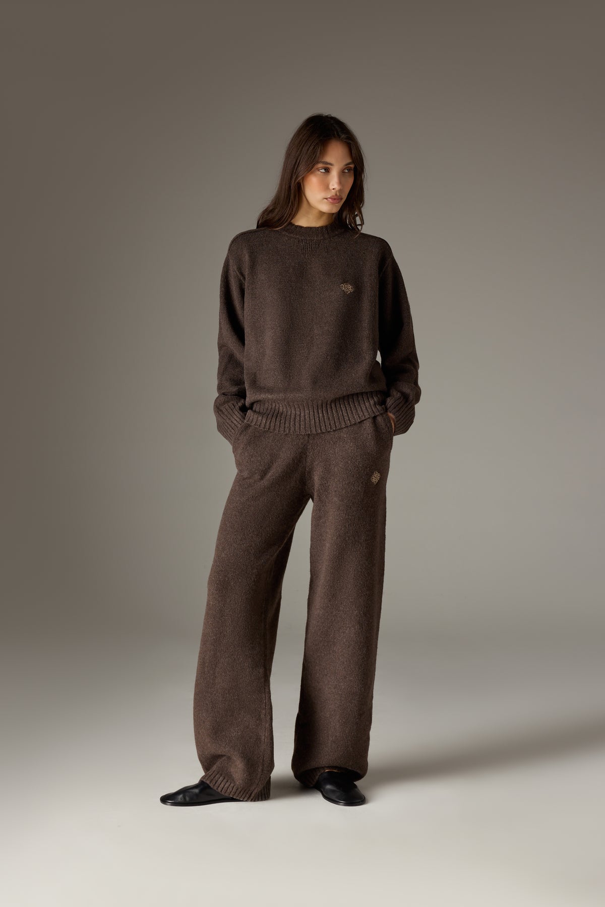 FLUFFY KNIT EMBLEM EMBROIDERED CREW - BROWN