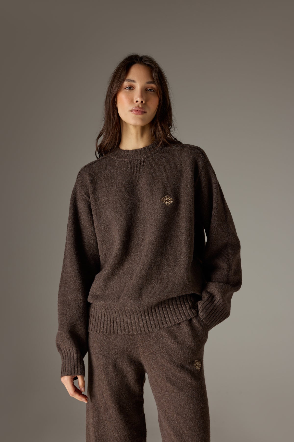FLUFFY KNIT EMBLEM EMBROIDERED CREW