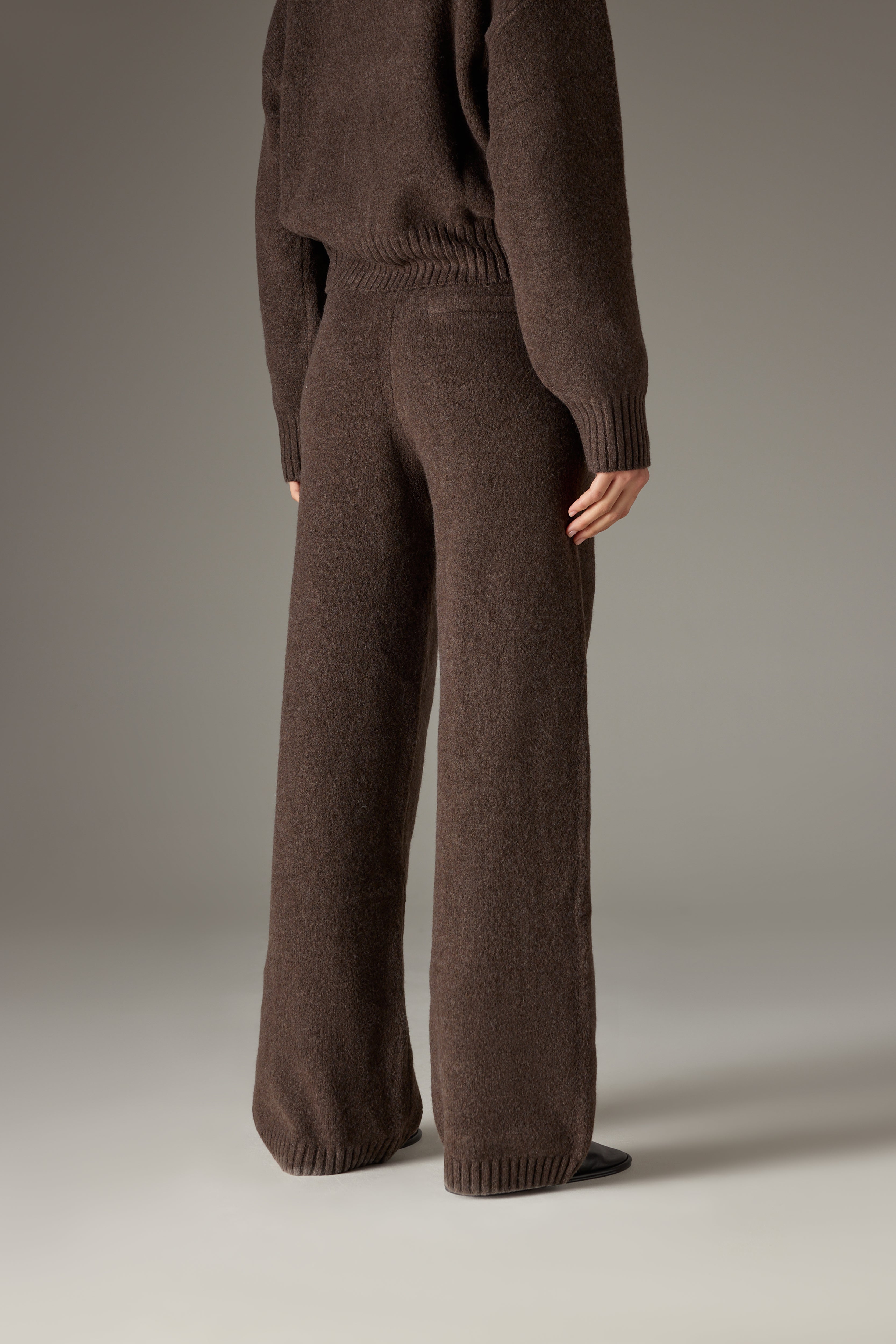 FLUFFY KNIT EMBLEM EMBROIDERED JOGGER - BROWN