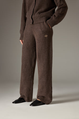 FLUFFY KNIT EMBLEM EMBROIDERED JOGGER - BROWN