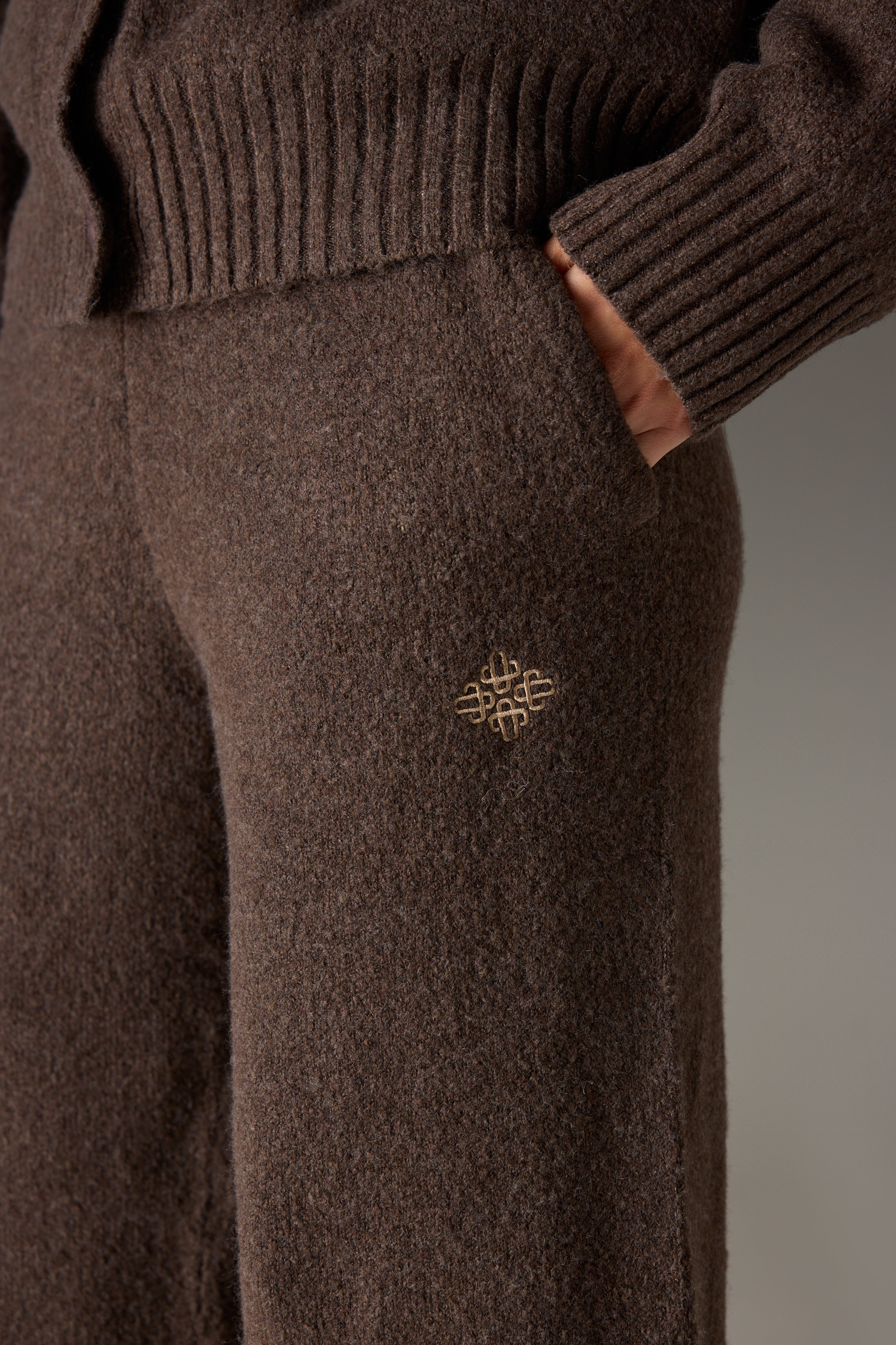 FLUFFY KNIT EMBLEM EMBROIDERED JOGGER - BROWN