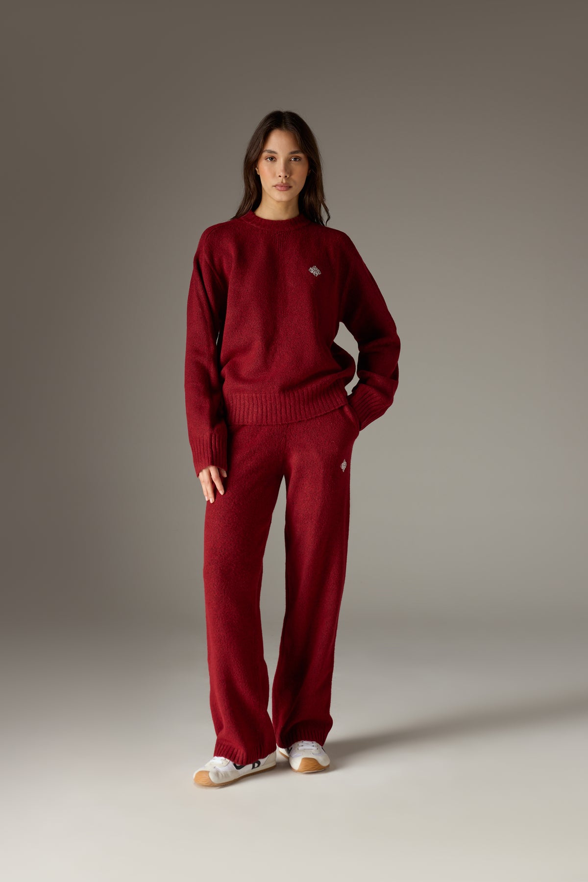 FLUFFY KNIT EMBLEM EMBROIDERED CREW - BURGUNDY
