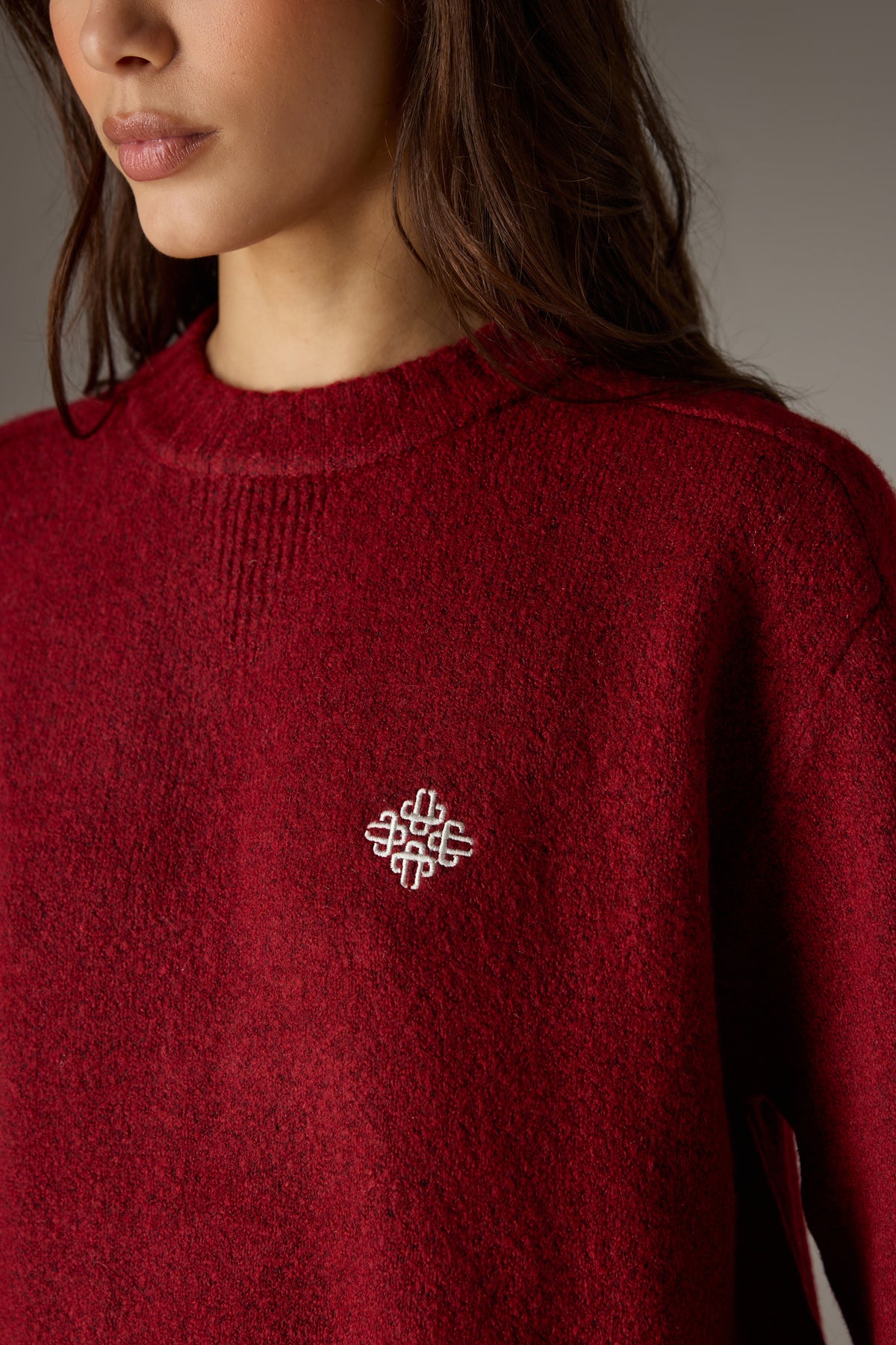 FLUFFY KNIT EMBLEM EMBROIDERED CREW - BURGUNDY