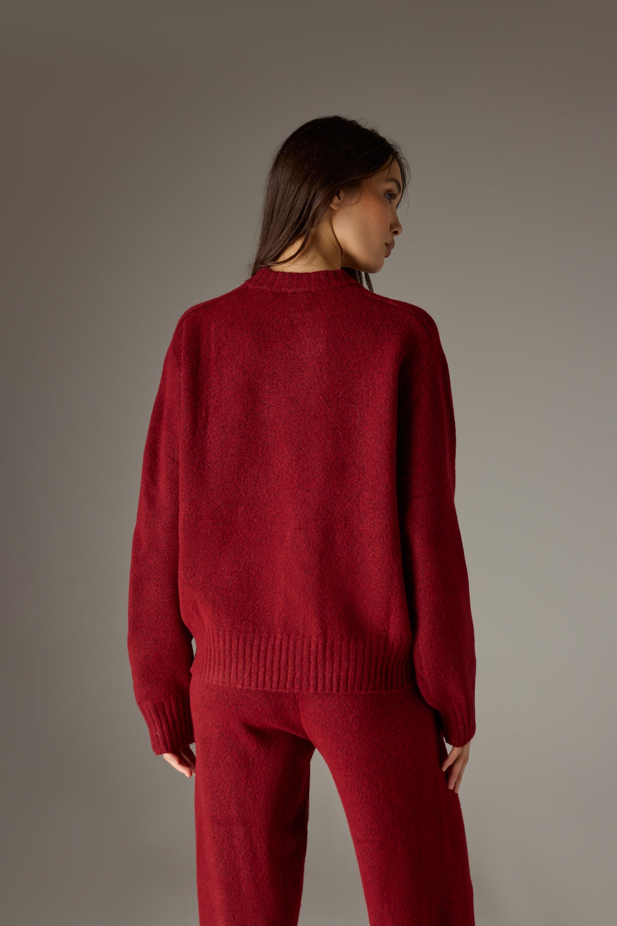FLUFFY KNIT EMBLEM EMBROIDERED CREW - BURGUNDY
