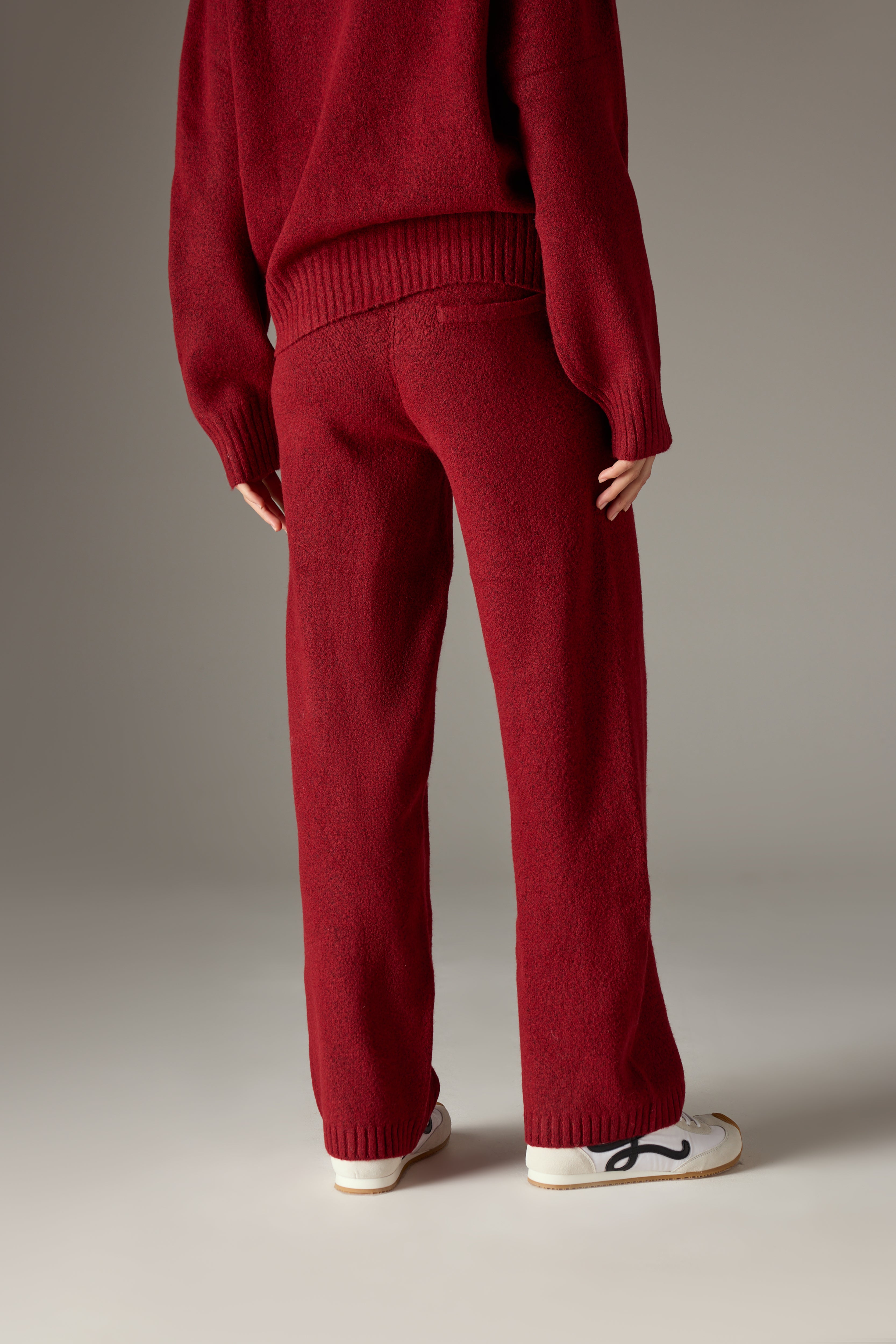 FLUFFY KNIT EMBLEM EMBROIDERED JOGGER - BURGUNDY
