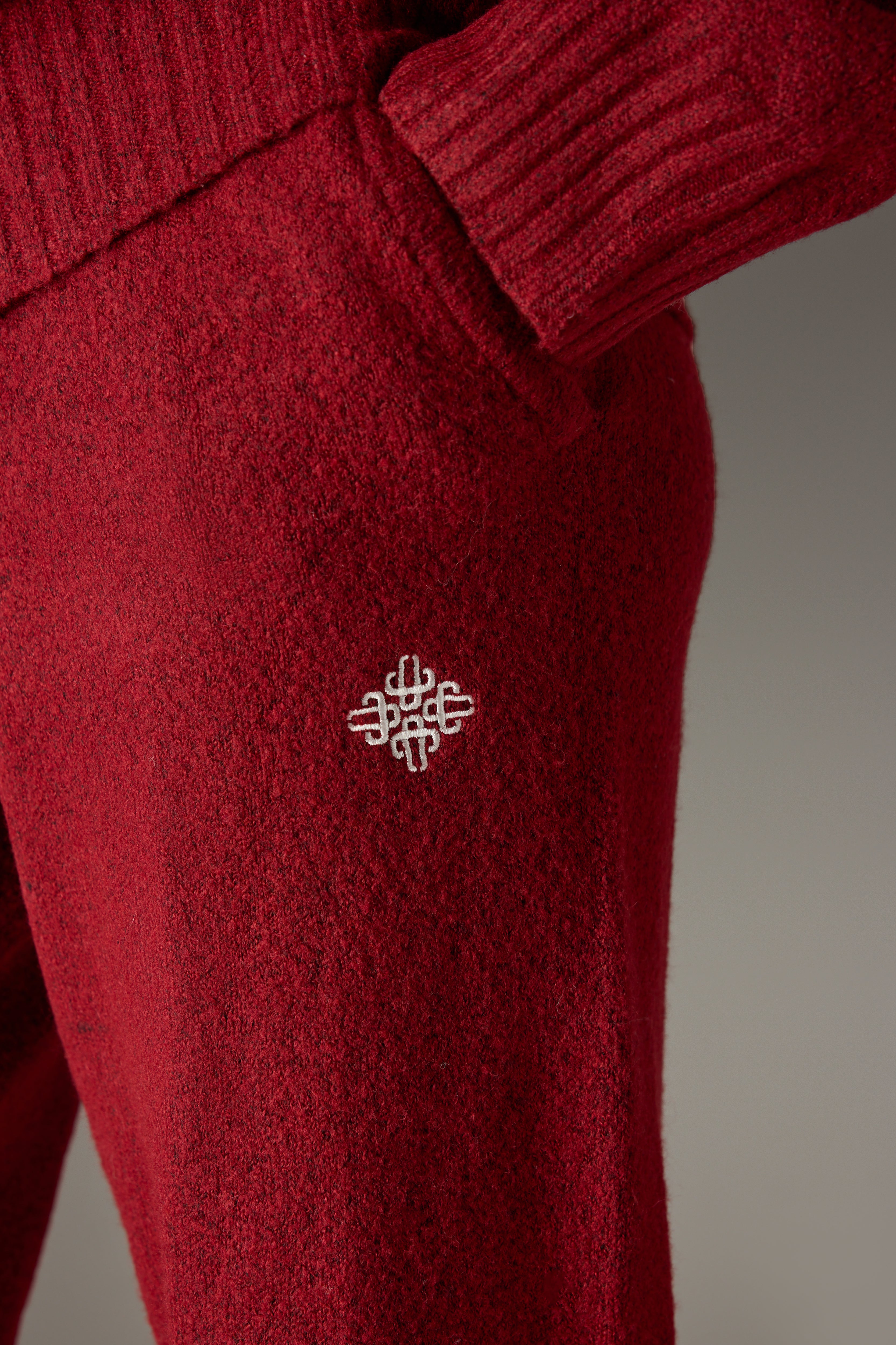 FLUFFY KNIT EMBLEM EMBROIDERED JOGGER - BURGUNDY