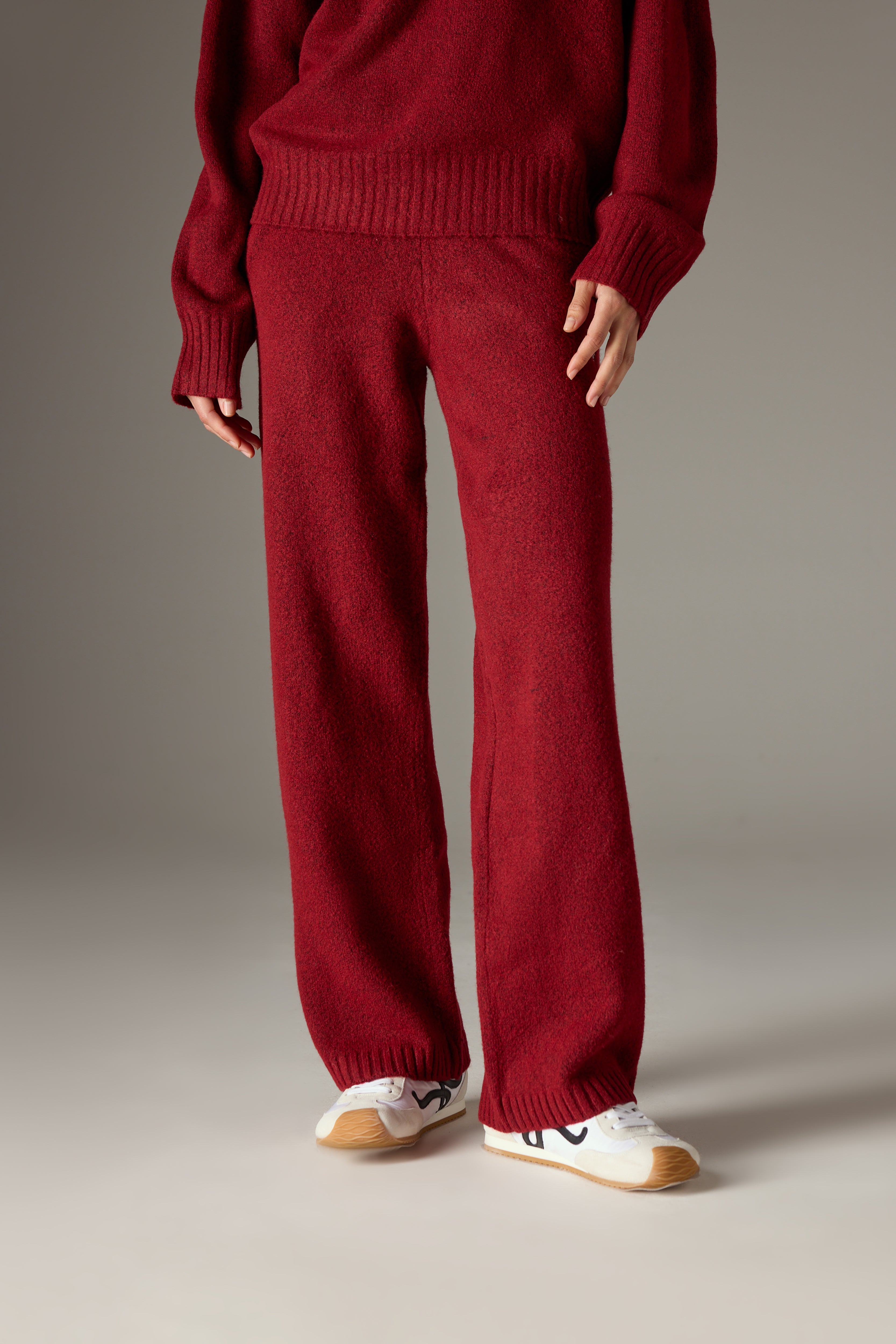 FLUFFY KNIT EMBLEM EMBROIDERED JOGGER - BURGUNDY