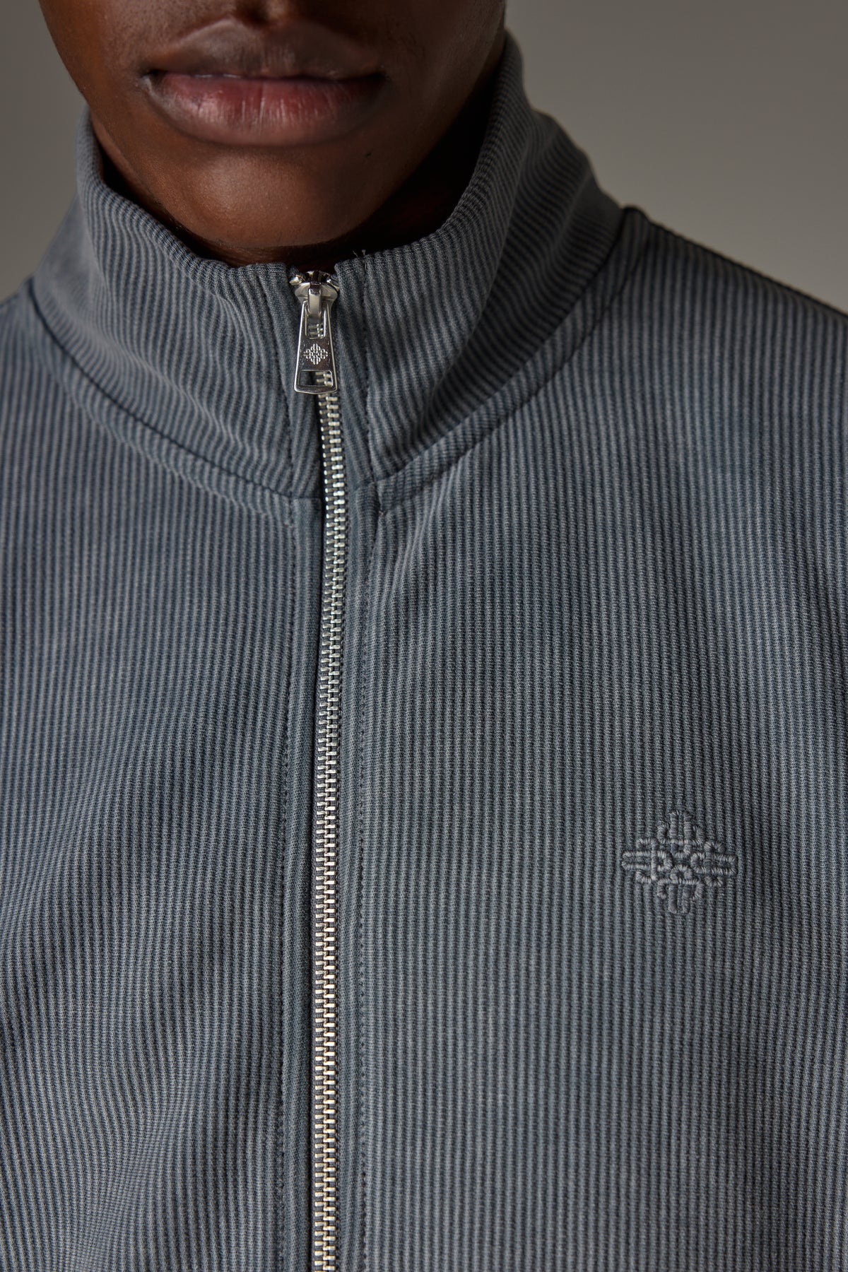 HEAVYWEIGHT WASHED RIBBED ZIP THROUGH FUNNEL NECK - GREY