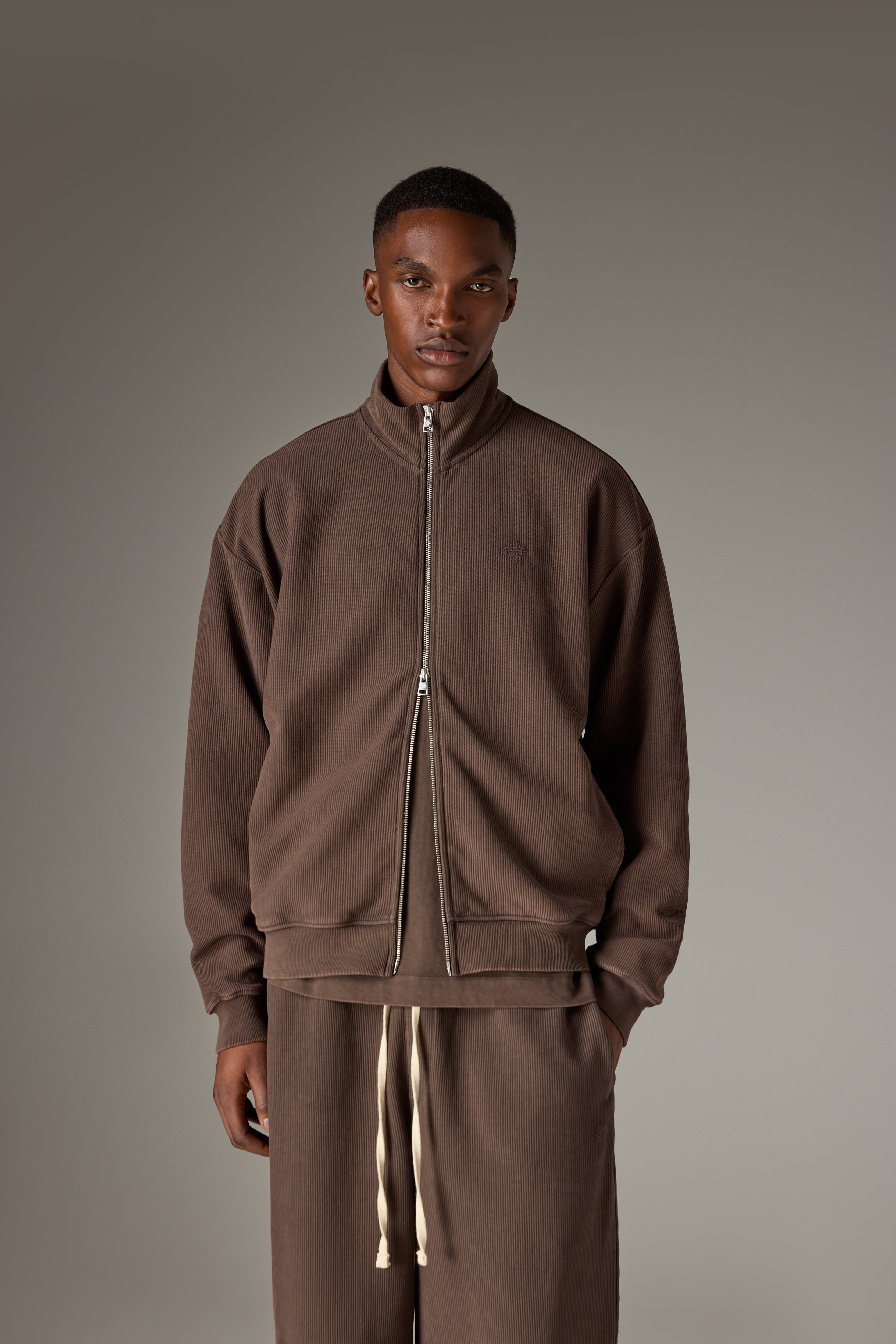 HEAVYWEIGHT WASHED RIBBED ZIP THROUGH FUNNEL NECK - BROWN
