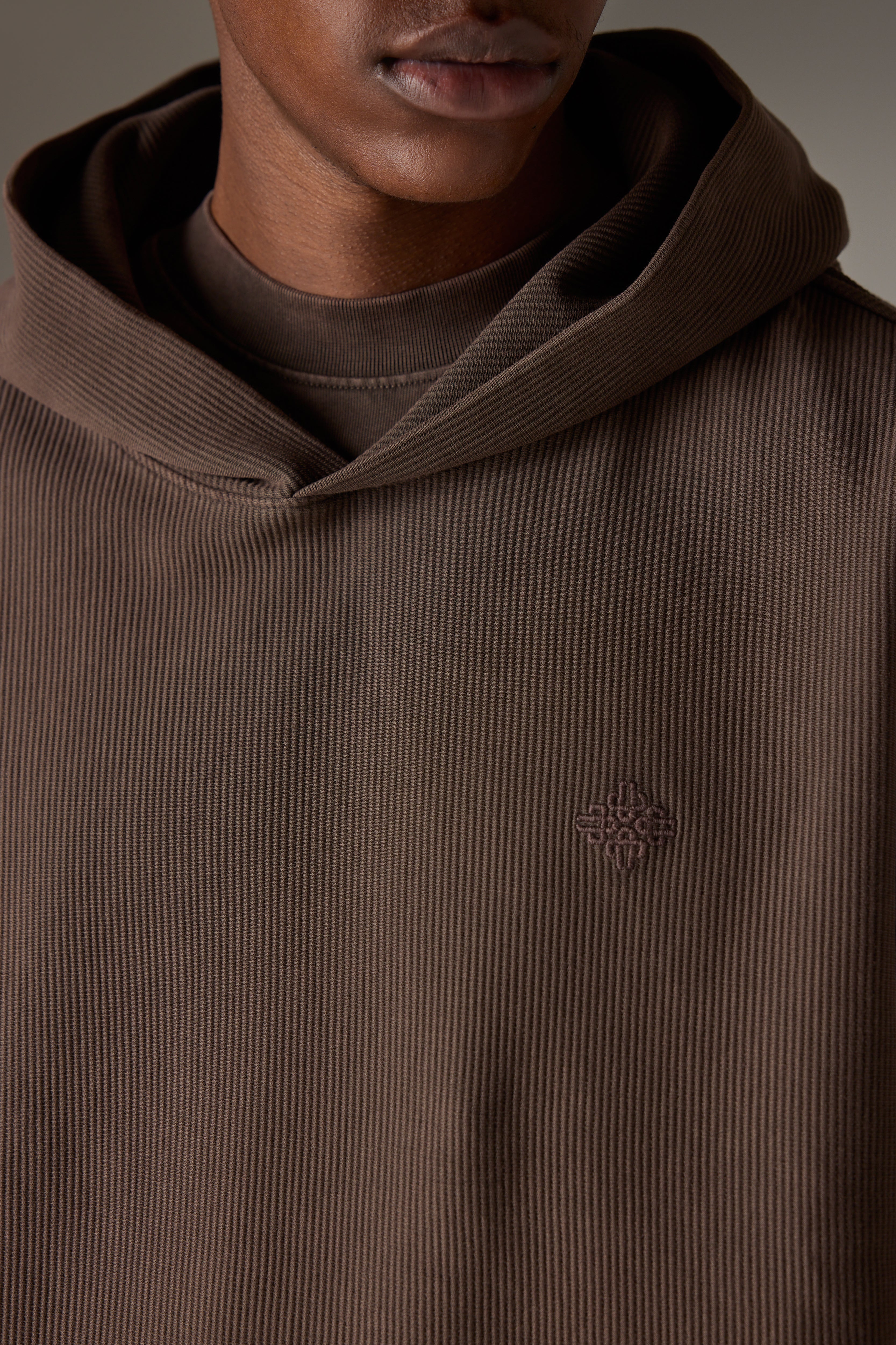 HEAVYWEIGHT WASHED RIBBED HOODIE - BROWN