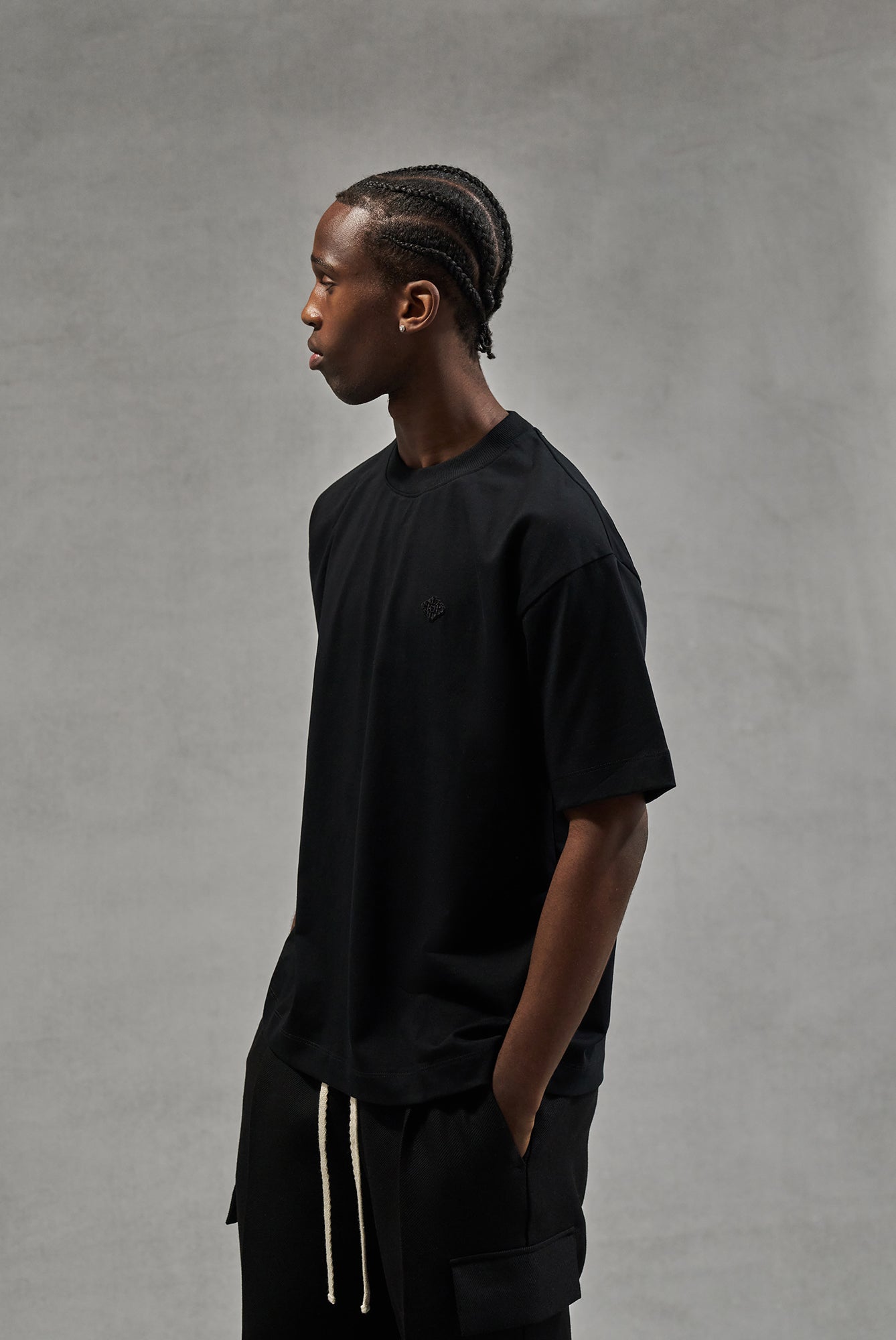 TONAL EMBLEM RELAXED T-SHIRT - BLACK