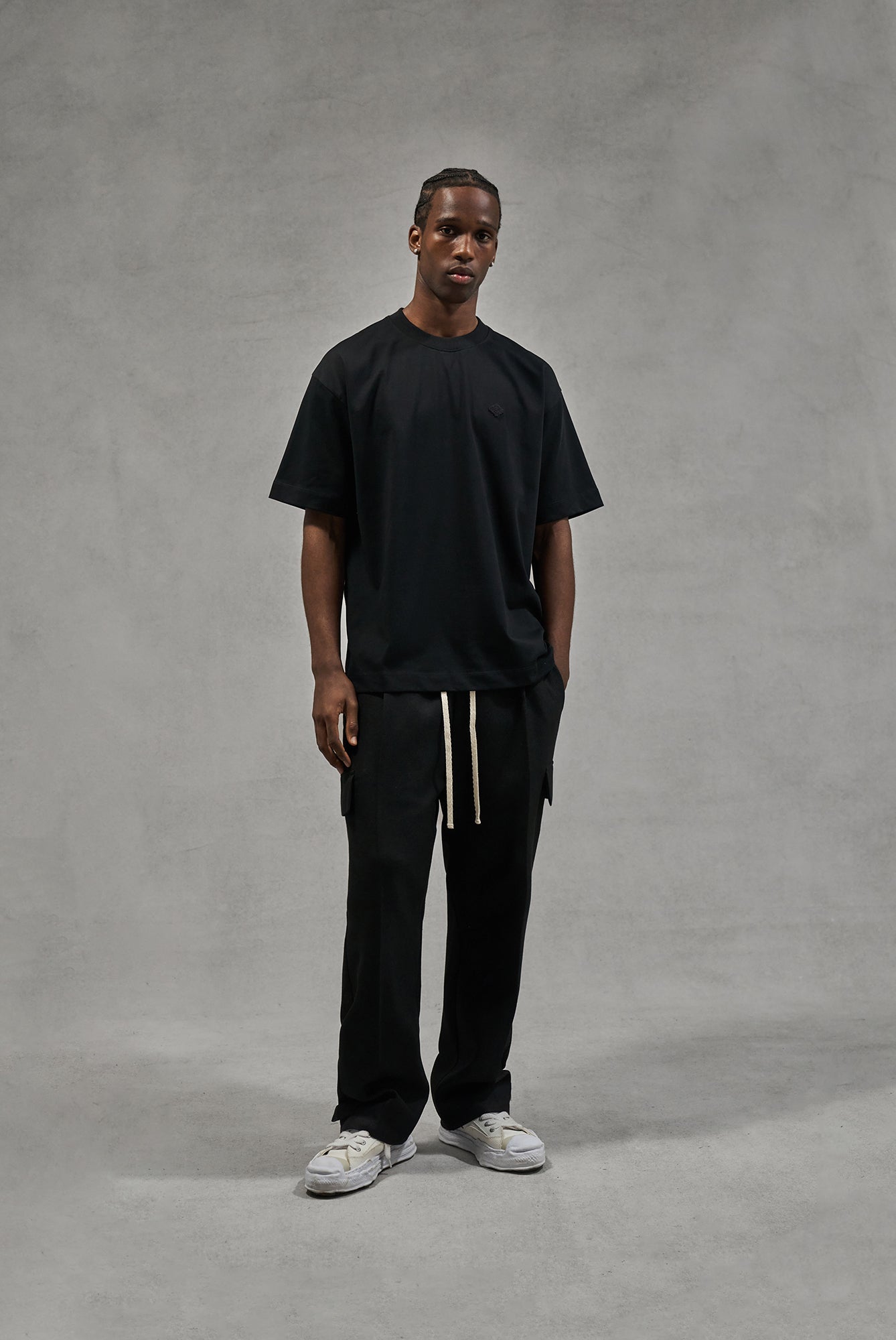 TONAL EMBLEM RELAXED T-SHIRT - BLACK