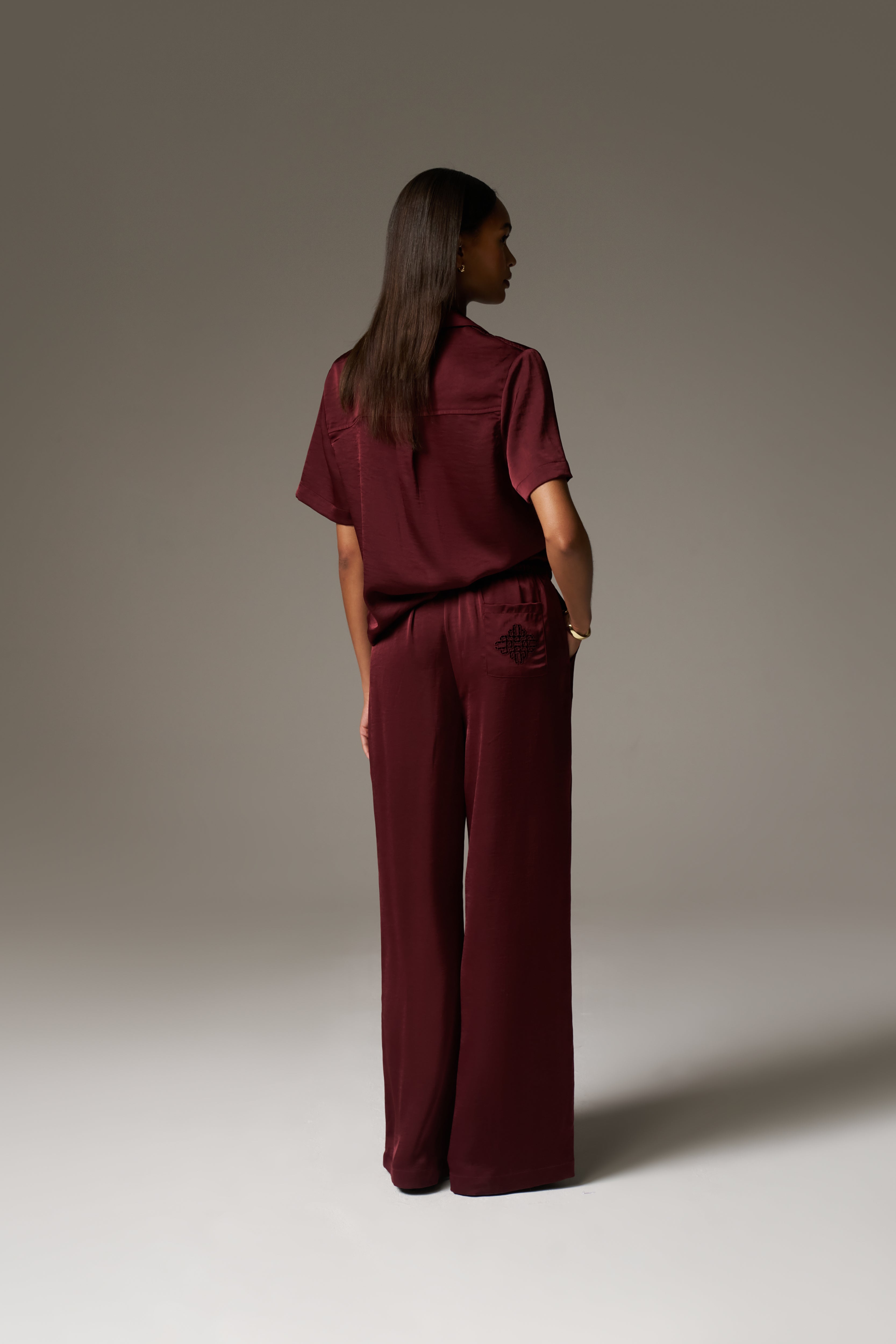 SATIN SHORT SLEEVE EMBLEM SHIRT - BURGUNDY