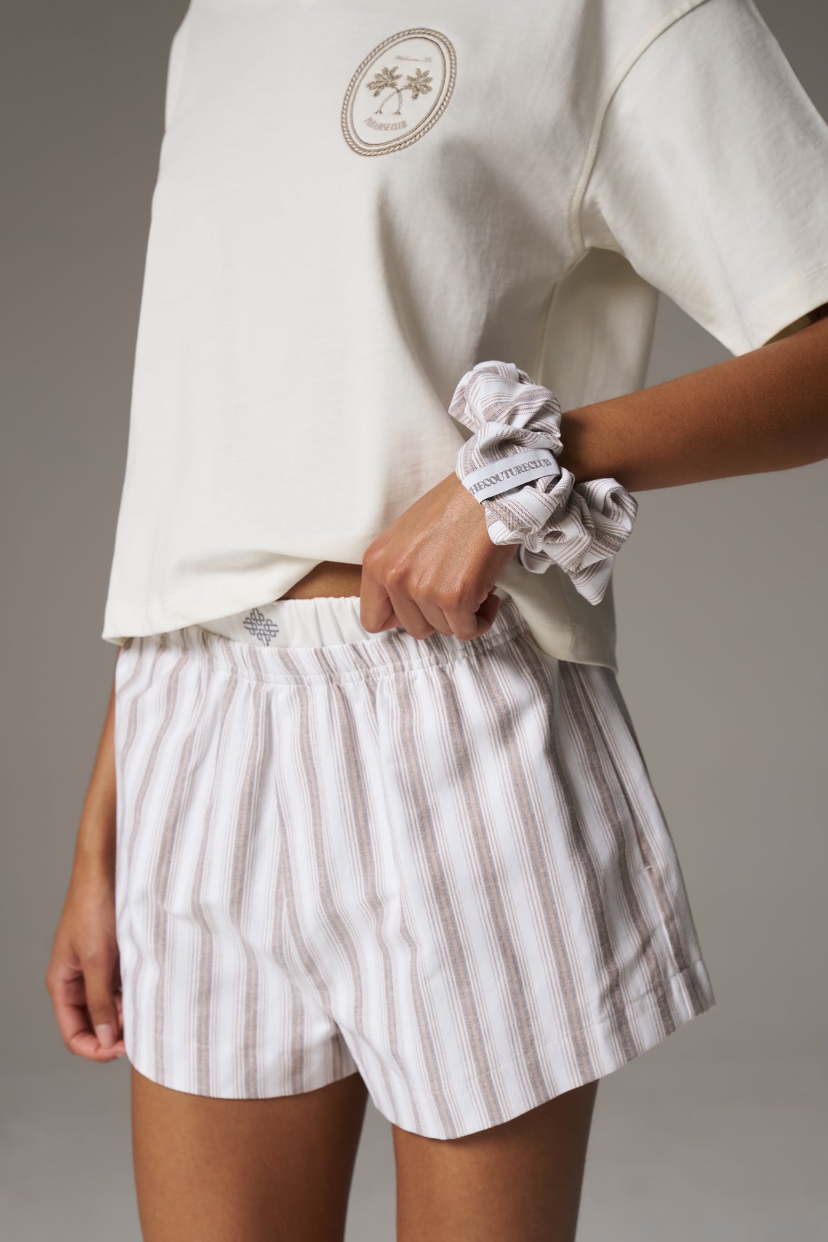 STRIPE BRANDED SCRUNCHIE - BEIGE