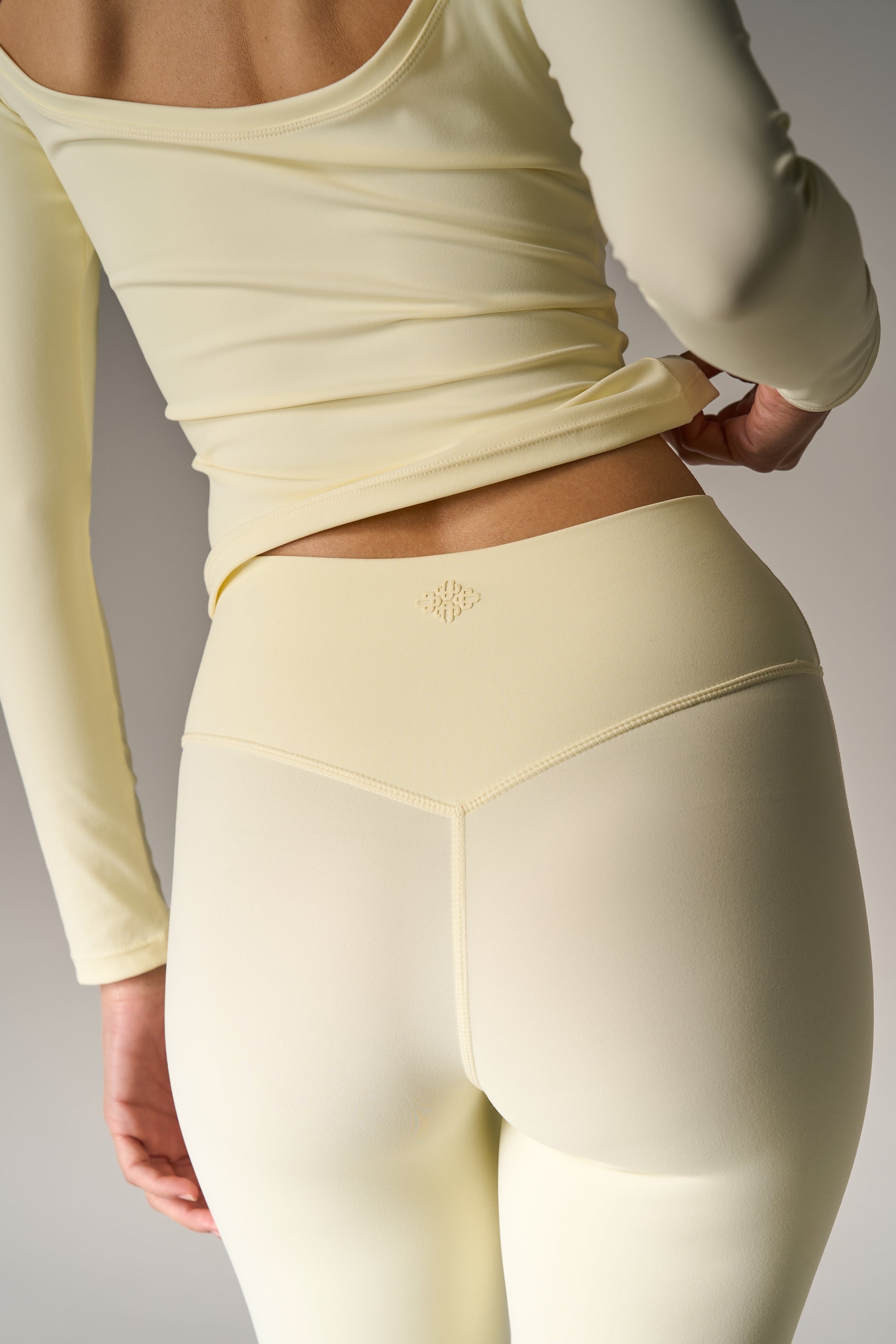 SCULPTING STRETCH EMBLEM LEGGINGS - YELLOW