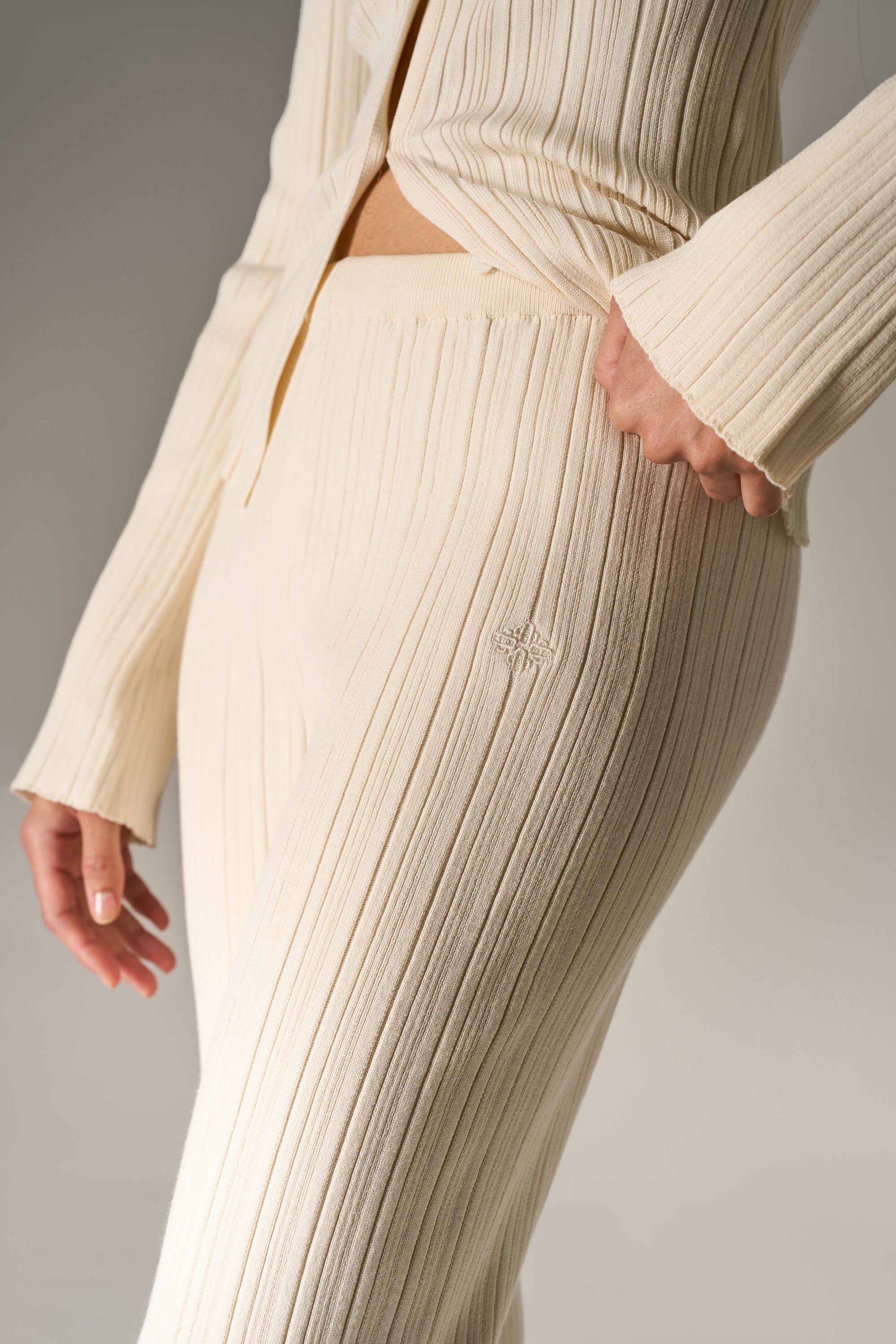 RIBBED KNITTED TROUSERS - CREAM