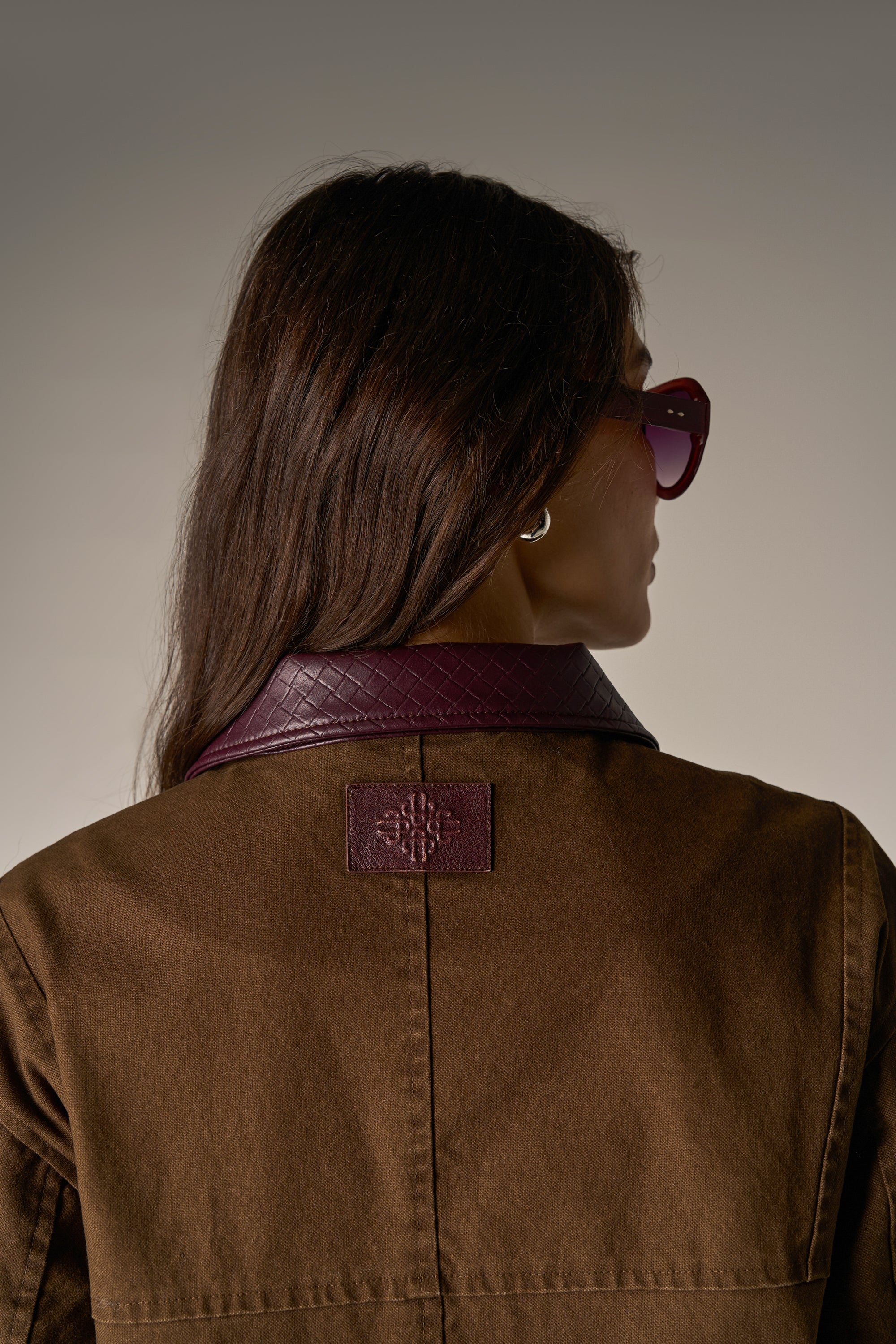 WASHED CONTRAST COLLAR TRUCKER JACKET - CHOCOLATE