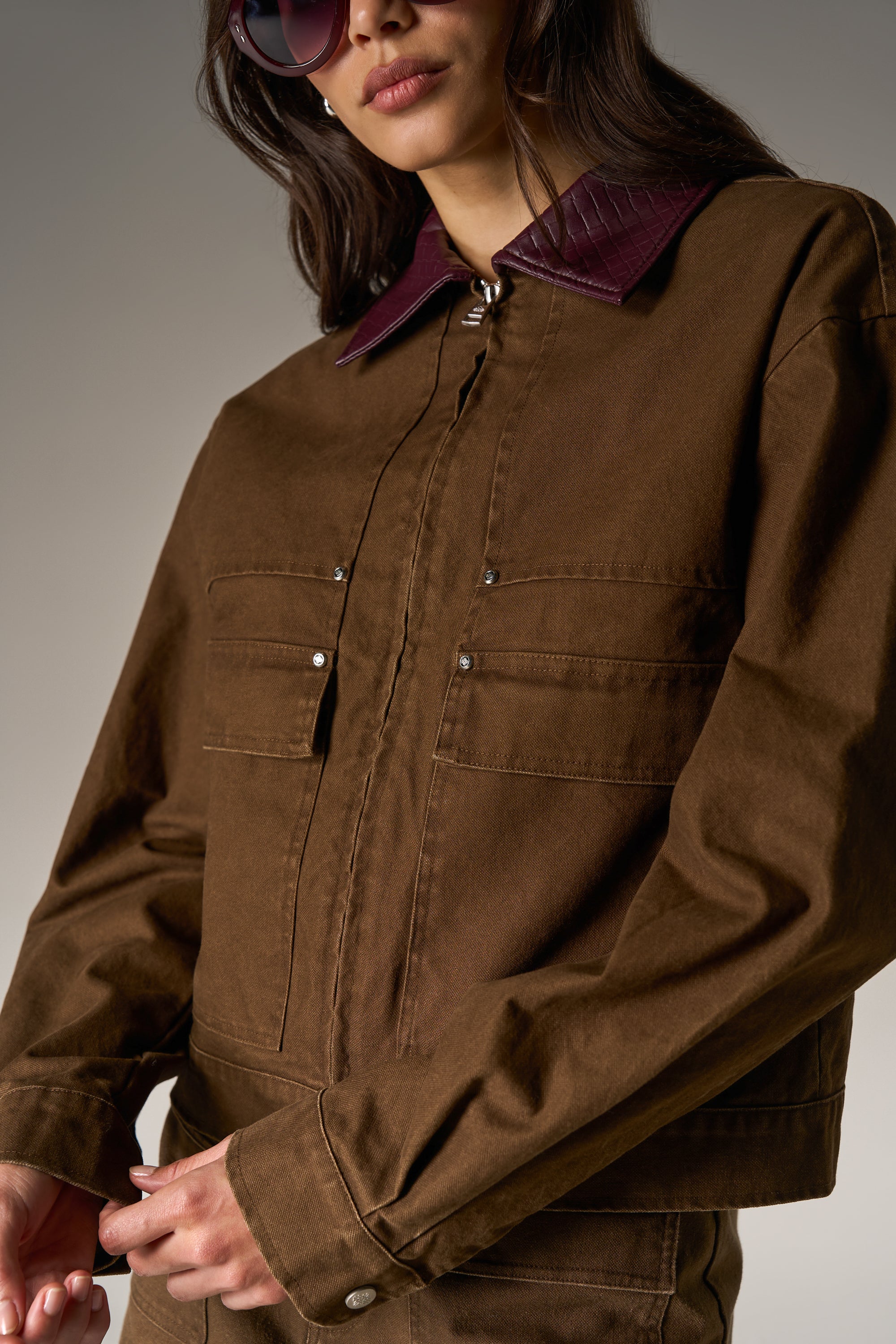 WASHED CONTRAST COLLAR TRUCKER JACKET - CHOCOLATE