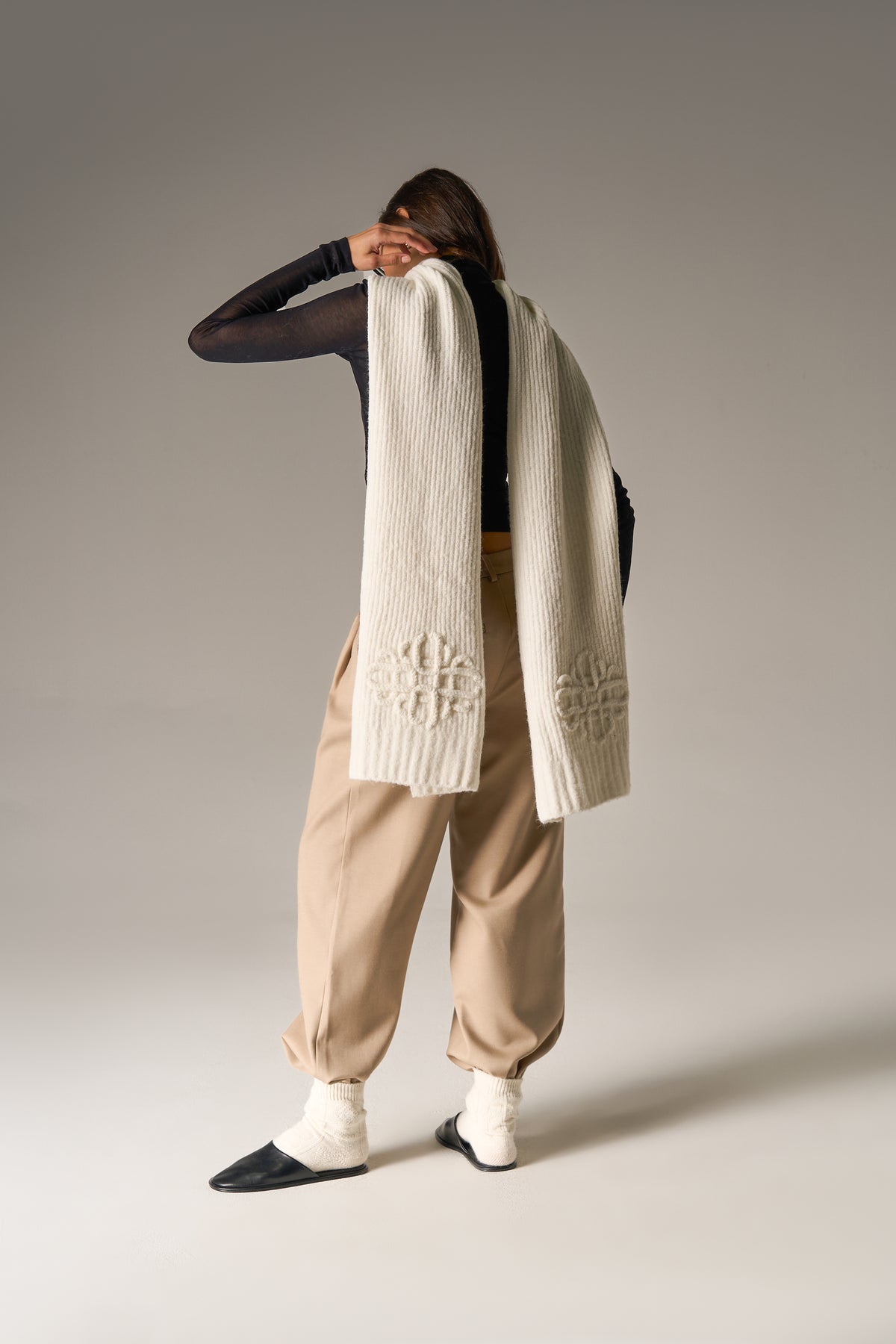 EMBLEM KNITTED SCARF - OFF WHITE