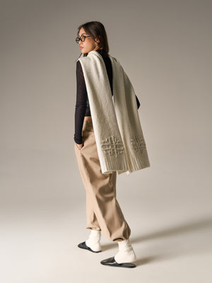 EMBLEM KNITTED SCARF - OFF WHITE
