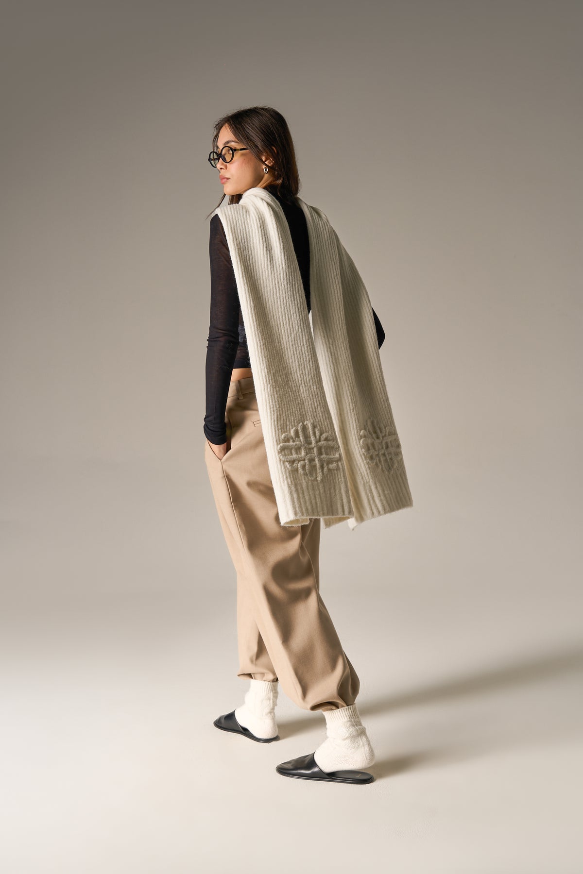 EMBLEM KNITTED SCARF - OFF WHITE