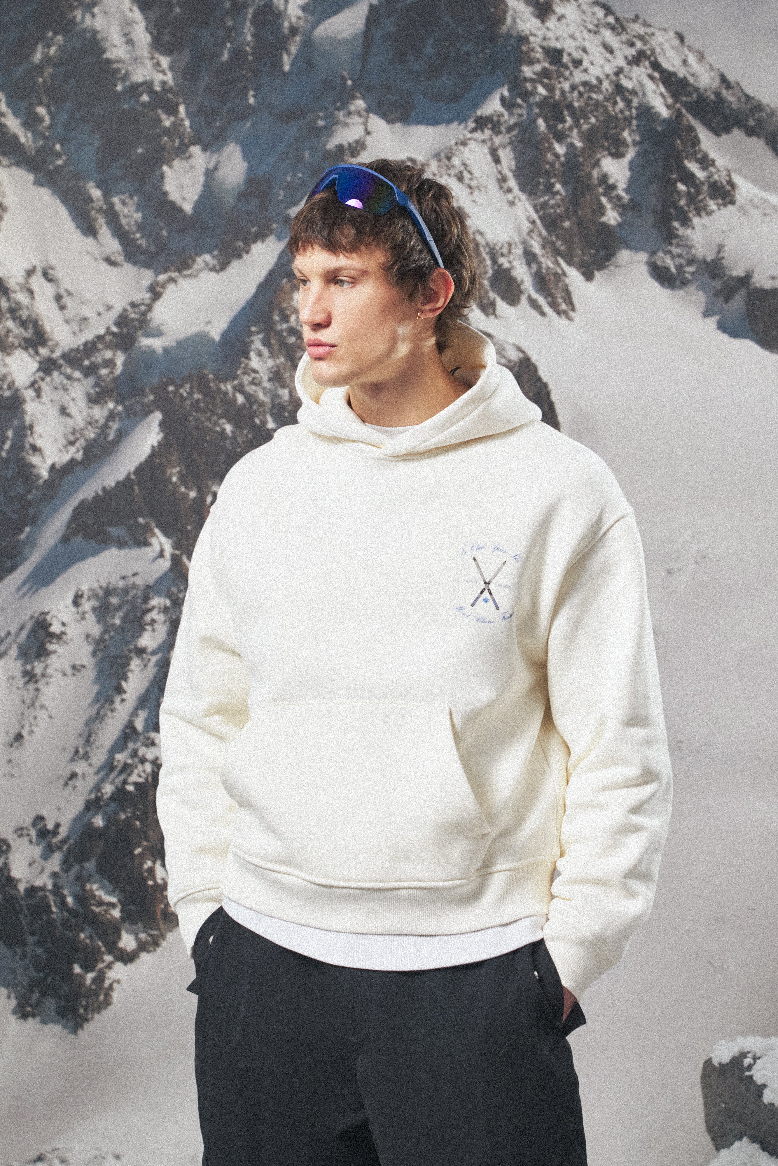 APRES SKI GRAPHIC HOODIE - OFF WHITE