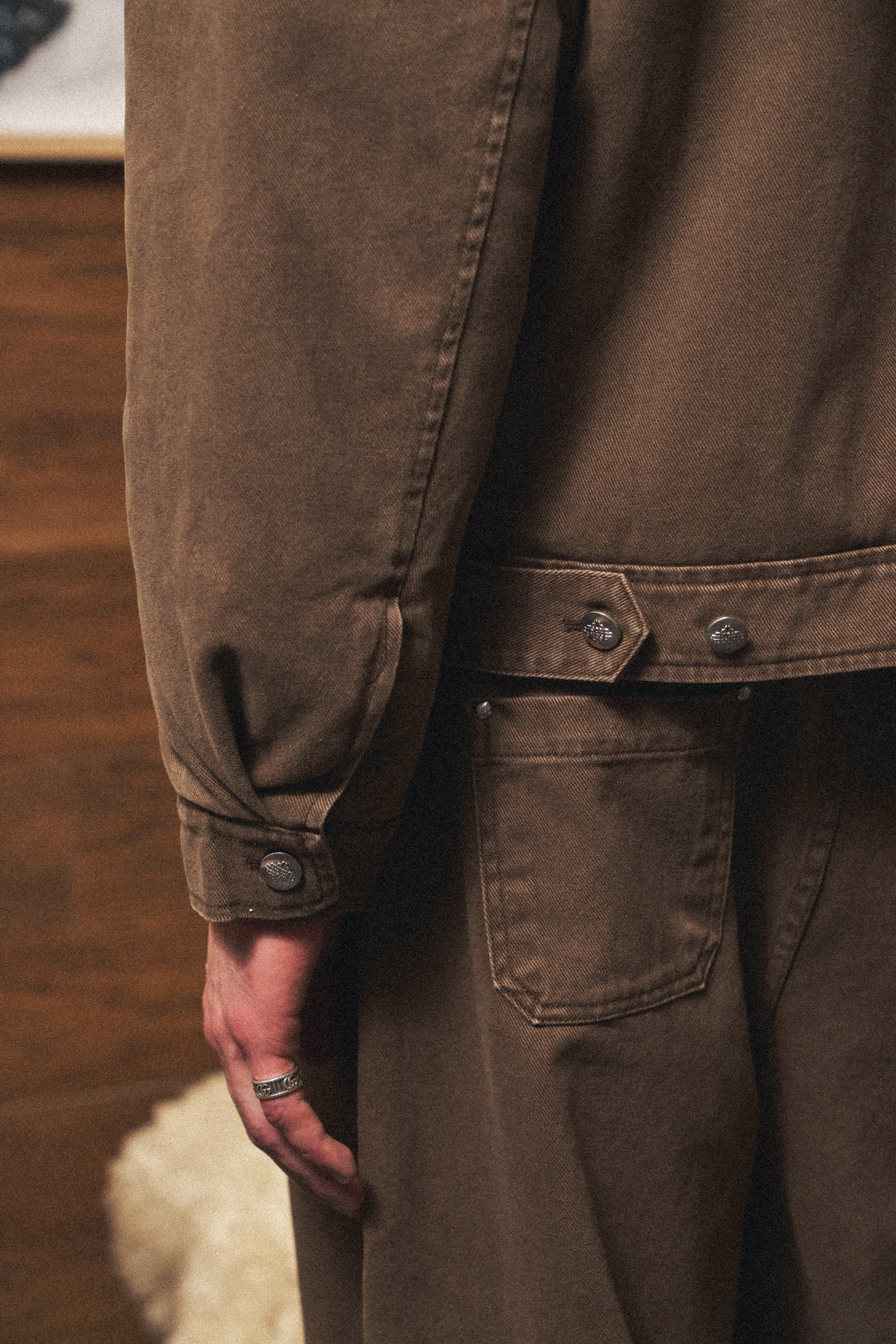 WASHED TWILL BARREL LEG PANTS - BROWN