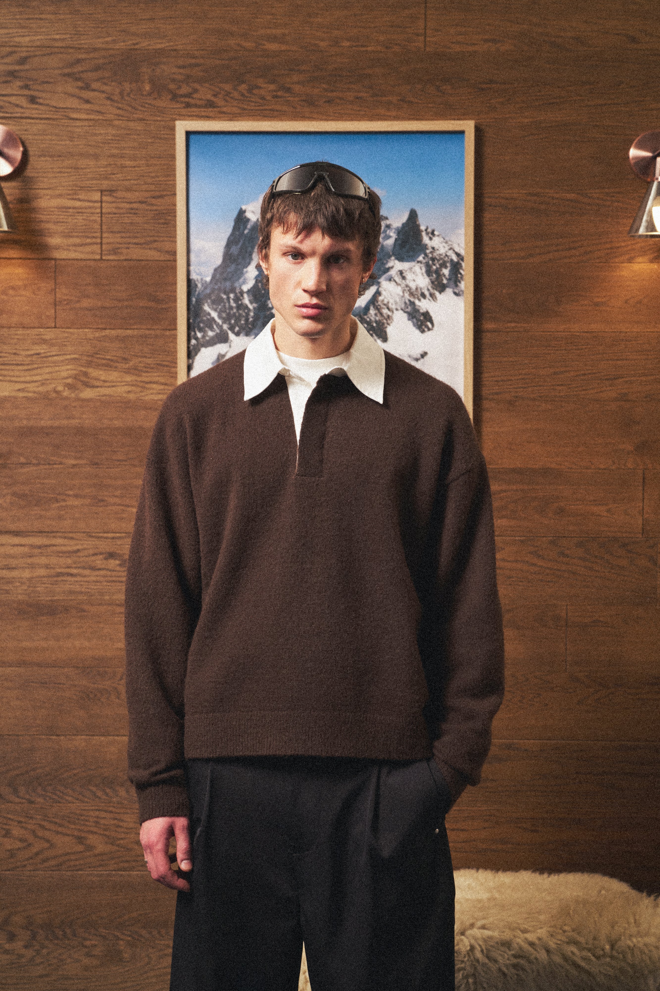 CONTRAST COLLAR KNIT CREW - BROWN