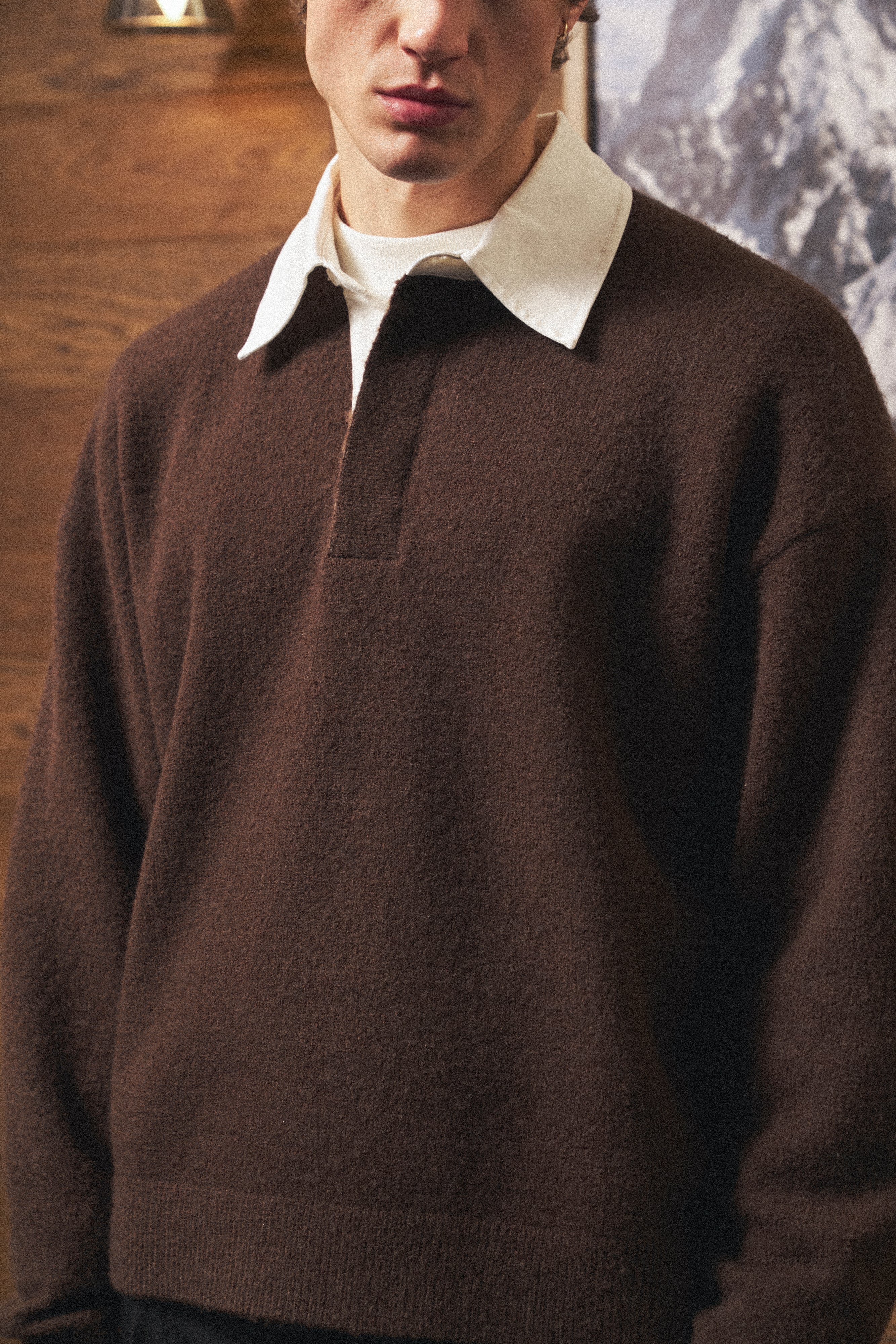 CONTRAST COLLAR KNIT CREW - BROWN
