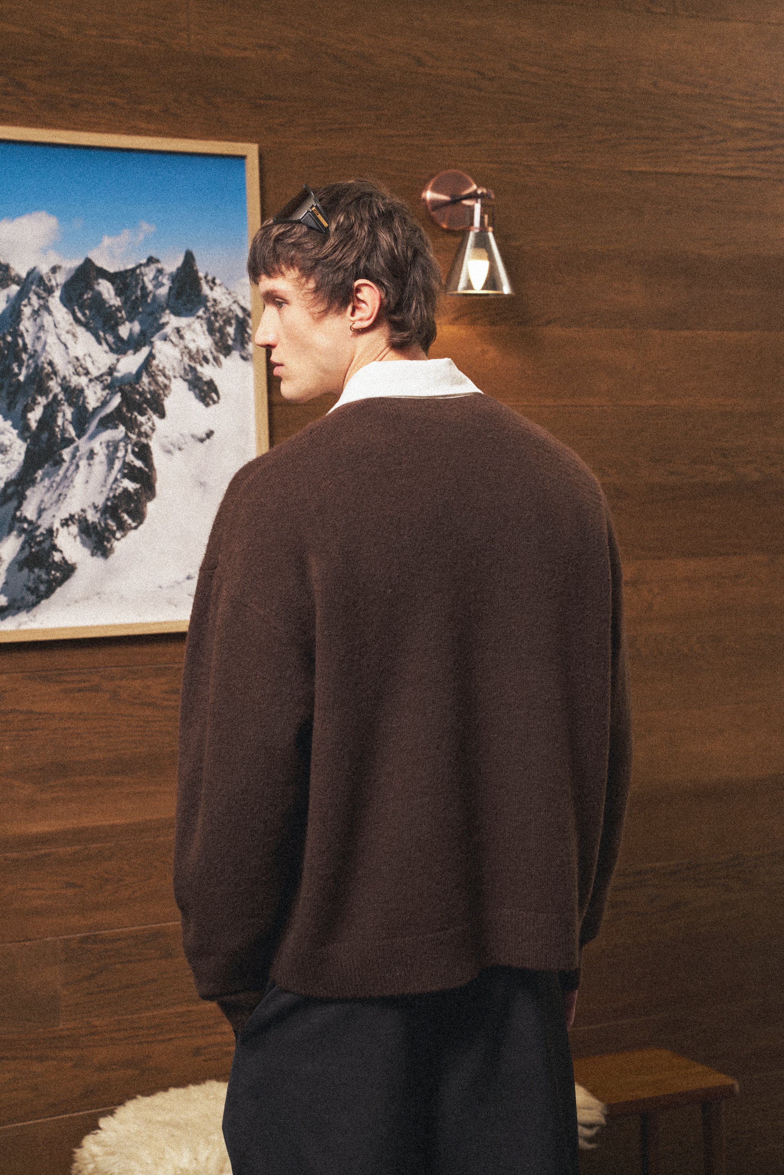 CONTRAST COLLAR KNIT CREW - BROWN