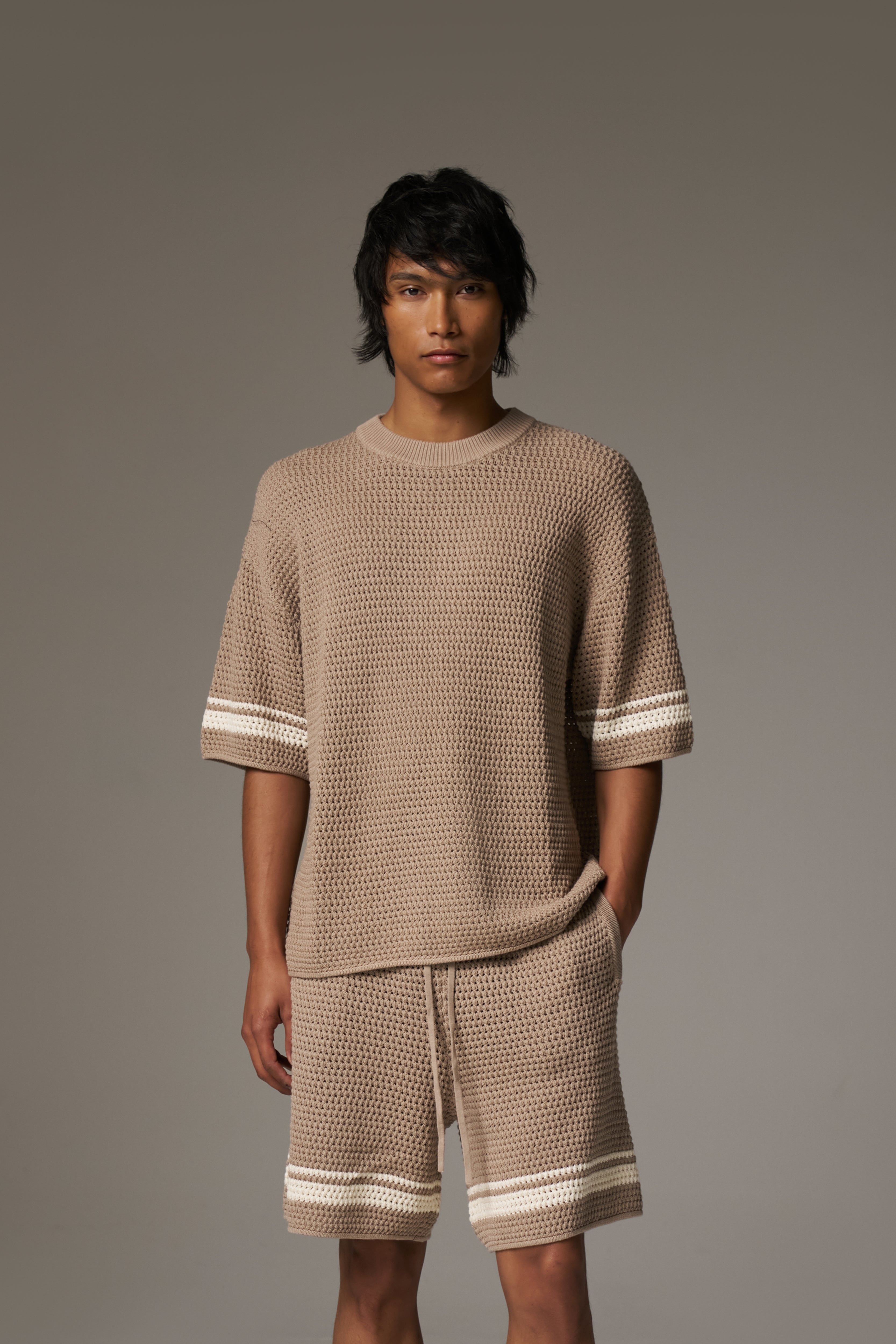 CROCHET KNITTED CONTRAST STRIPE T-SHIRT - BROWN