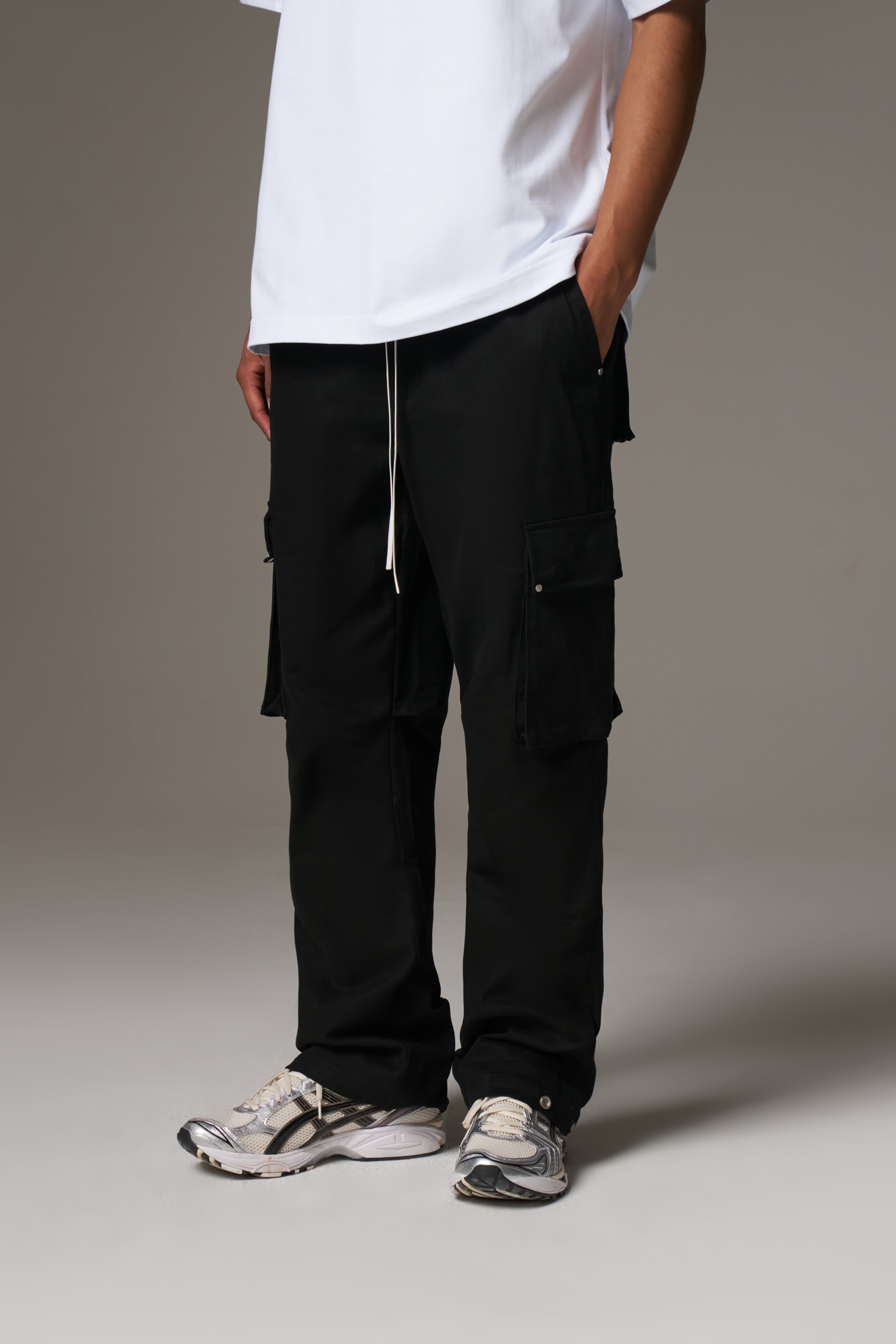RIVET DETAIL CARGO - BLACK