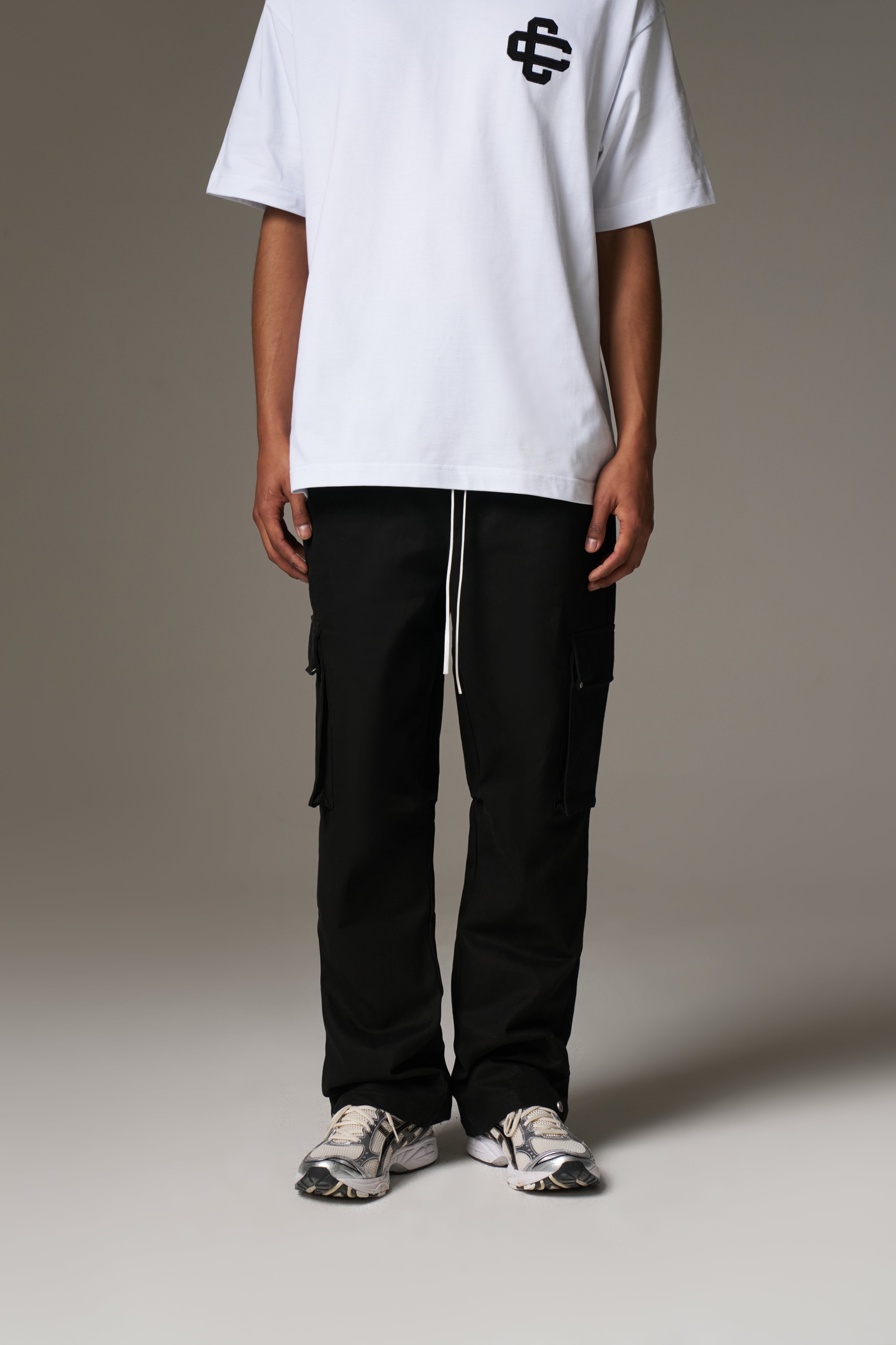 RIVET DETAIL CARGO - BLACK