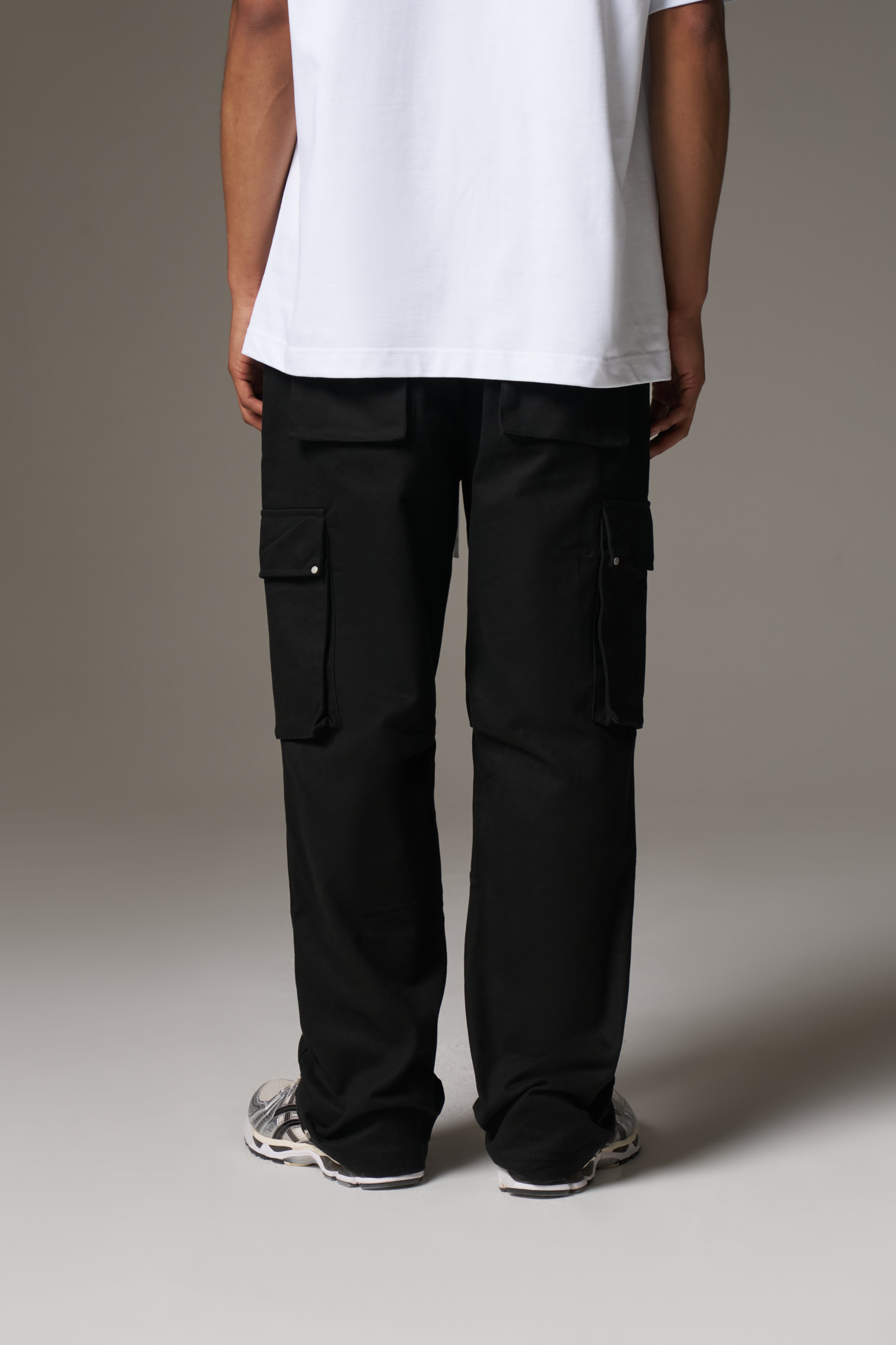RIVET DETAIL CARGO - BLACK
