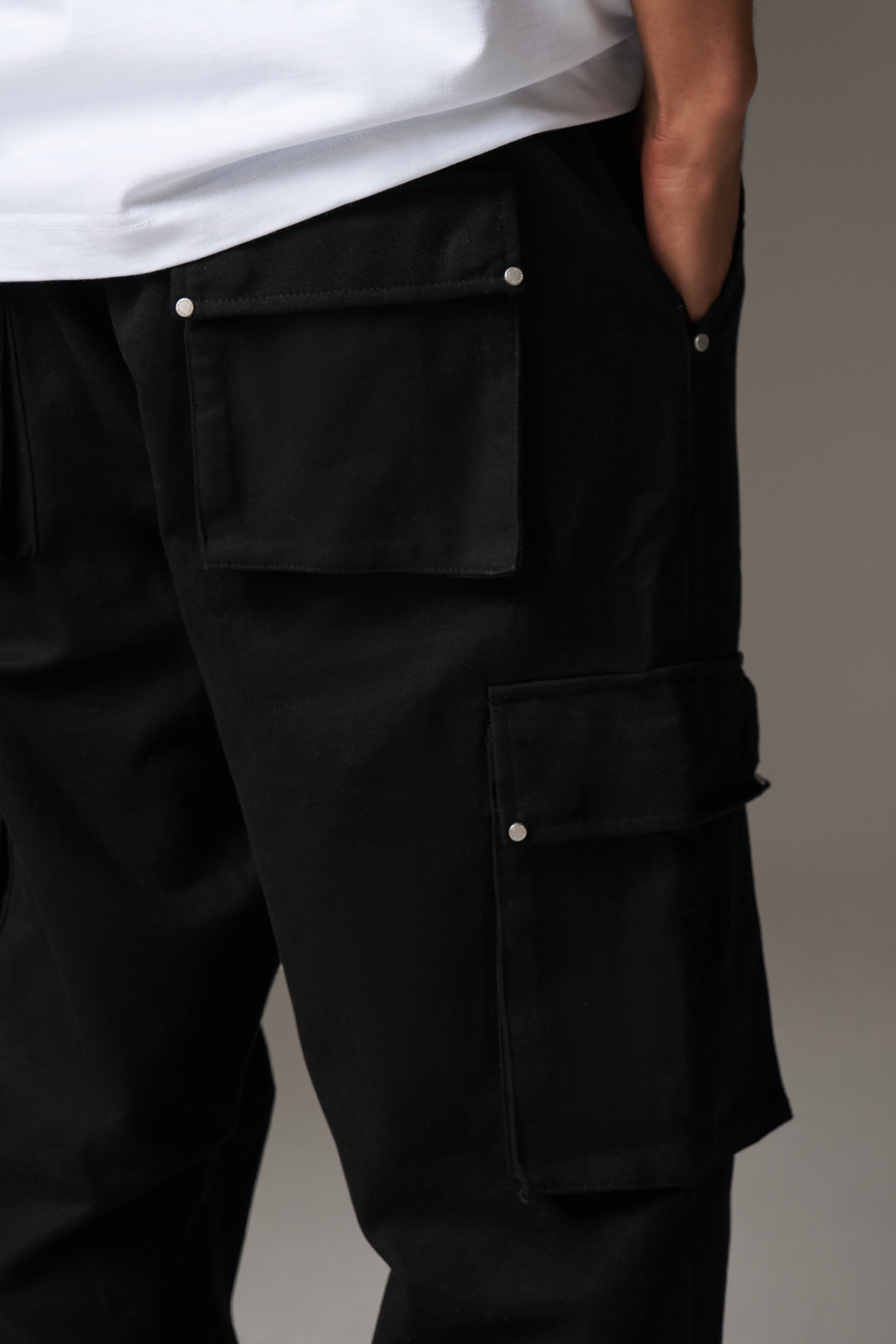 RIVET DETAIL CARGO - BLACK