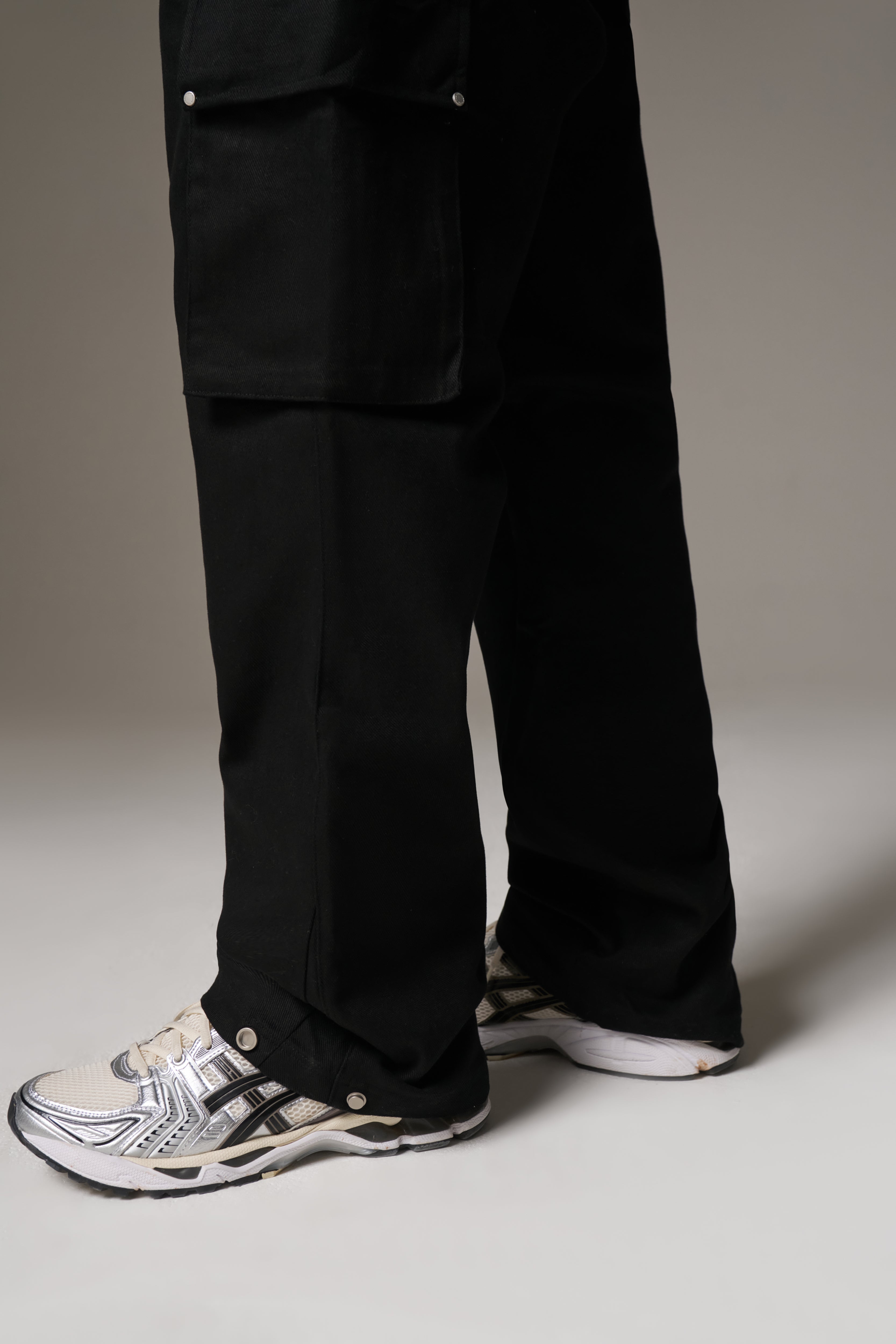 RIVET DETAIL CARGO - BLACK