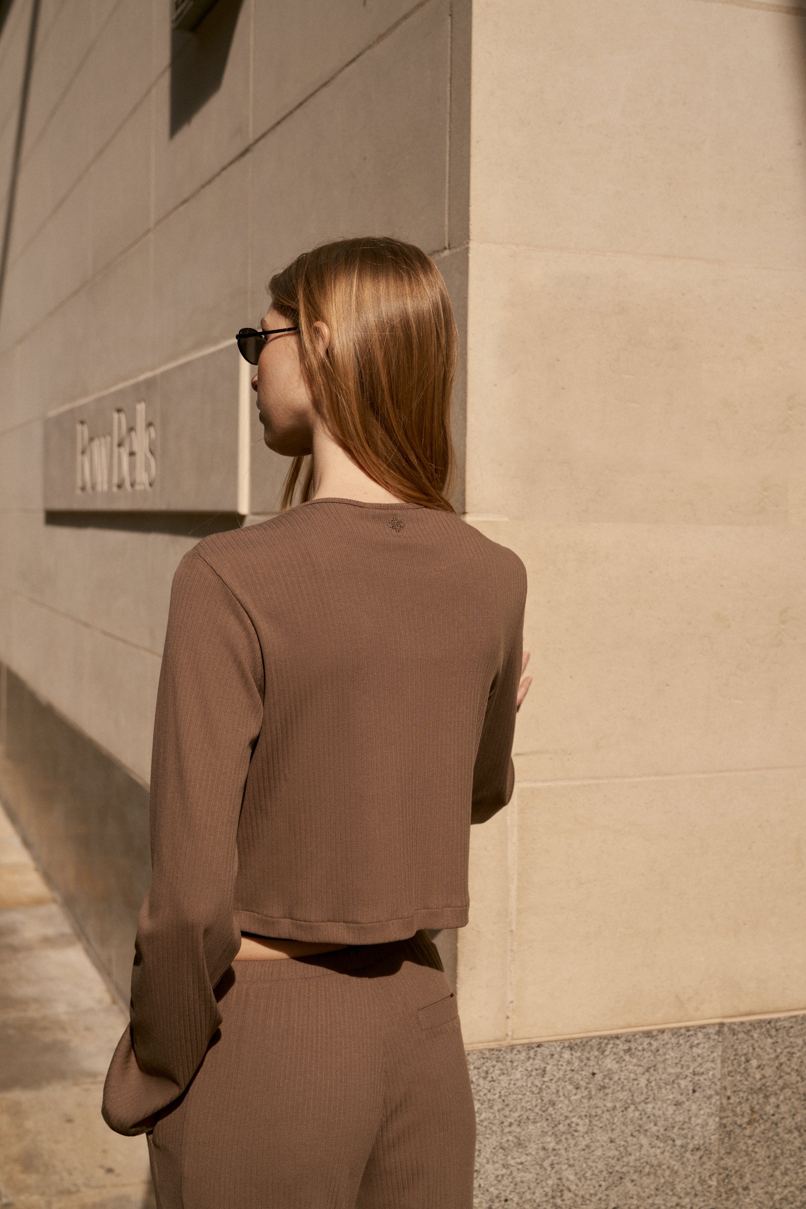 RIBBED BUTTON THROUGH TOP - BROWN