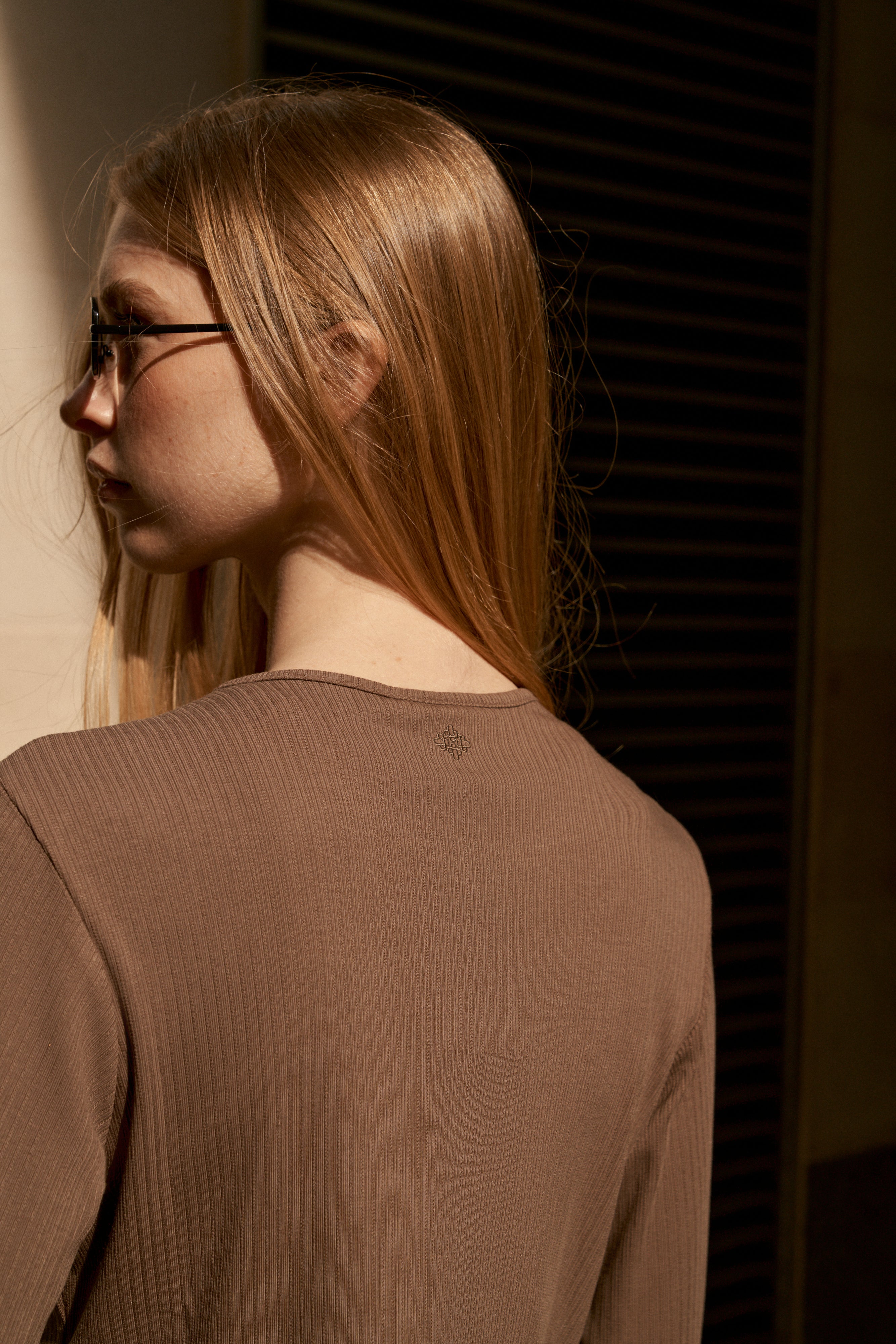 RIBBED BUTTON THROUGH TOP - BROWN