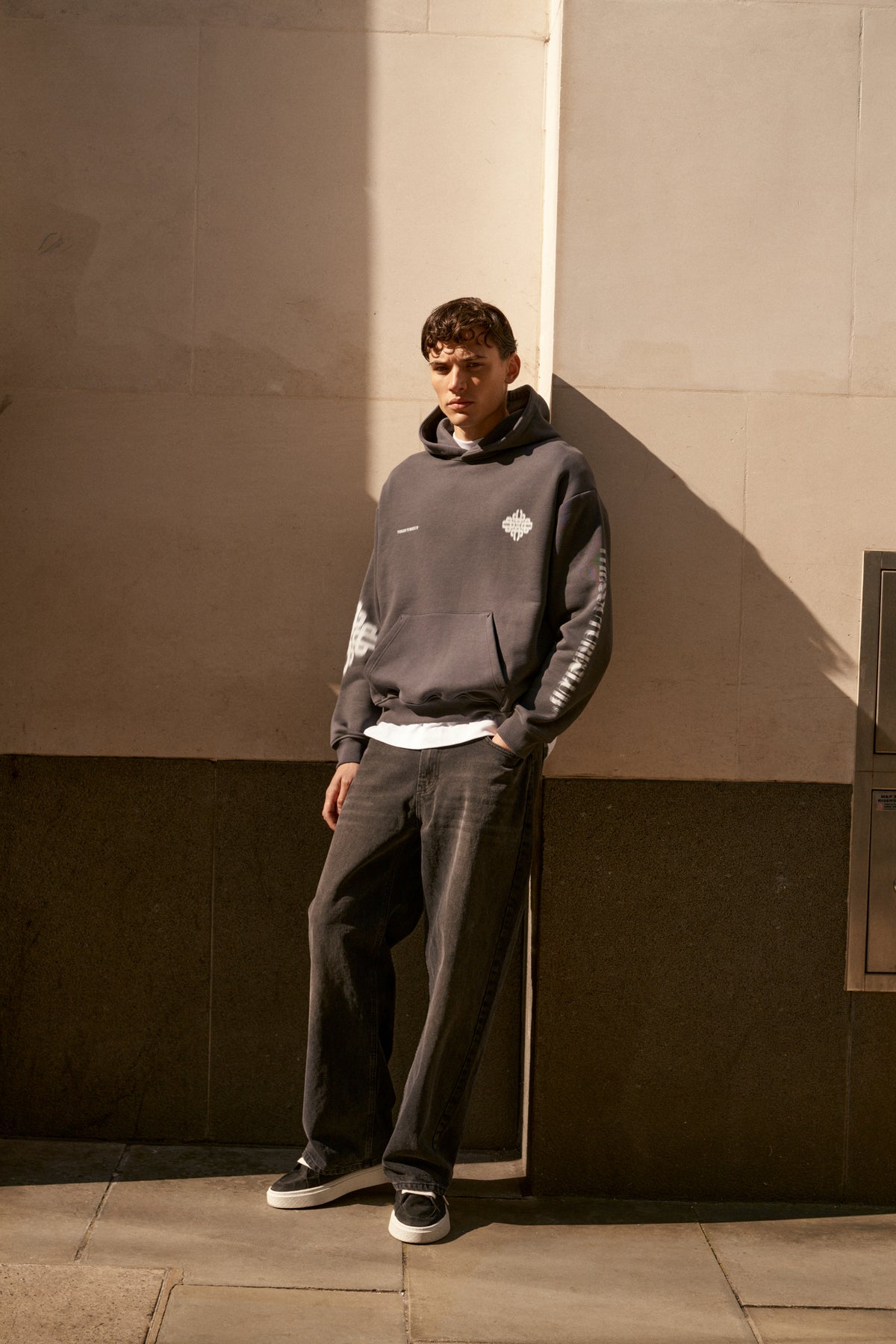 MOTION BLURRED EMBLEM HOODIE - CHARCOAL